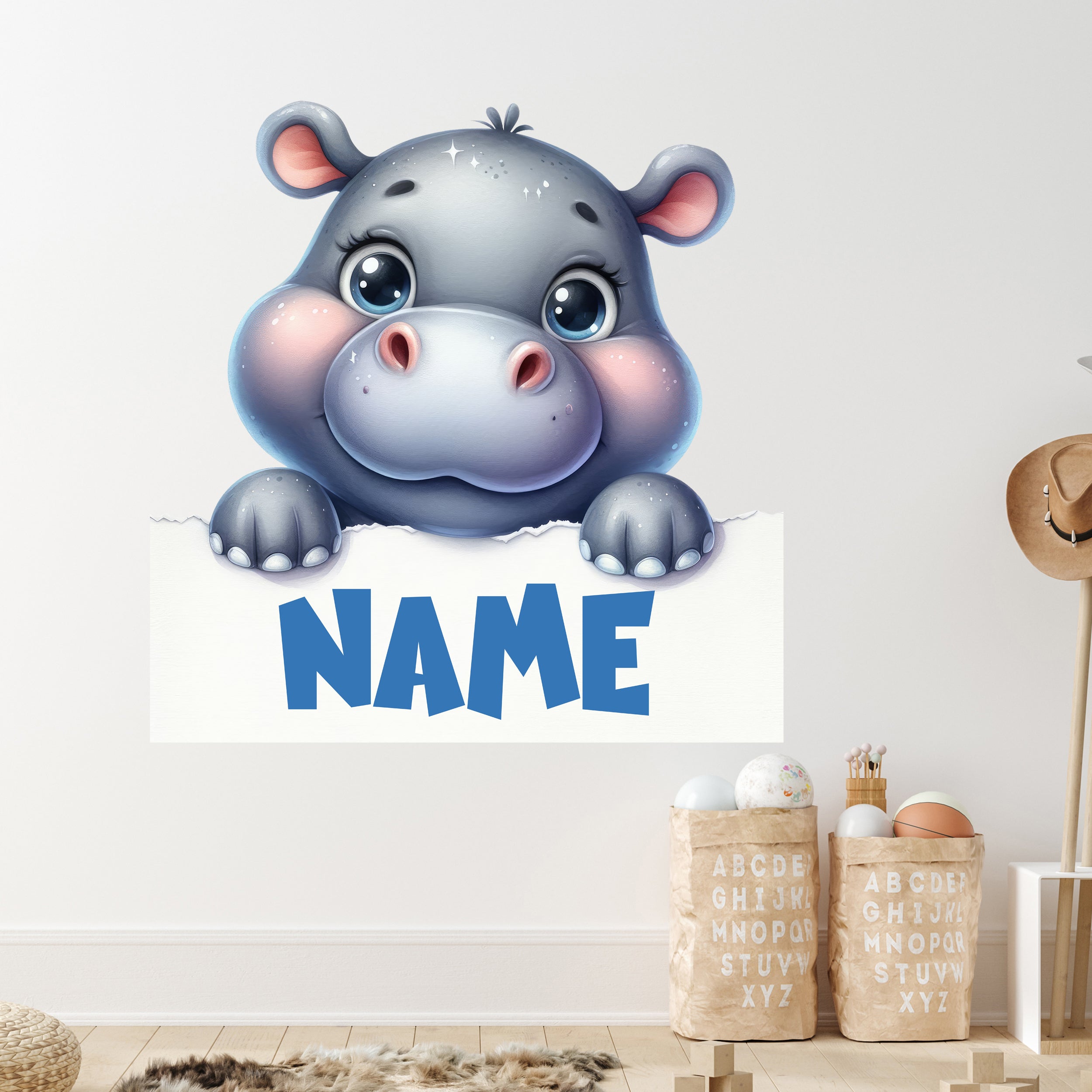 Graues Nilpferd mit personalisierbarem Schild in blau.