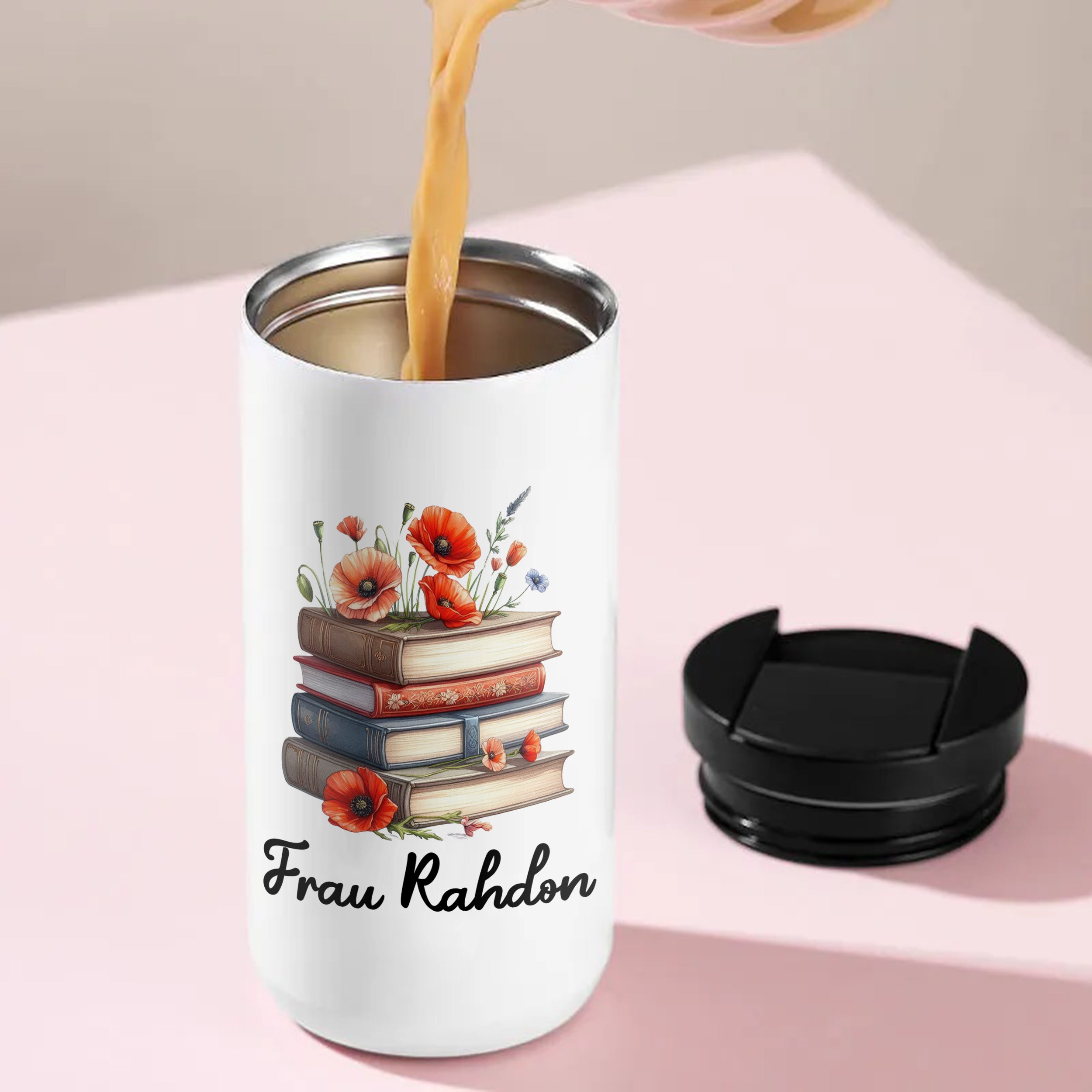 Kaffeebecher mit Blumen und Büchern