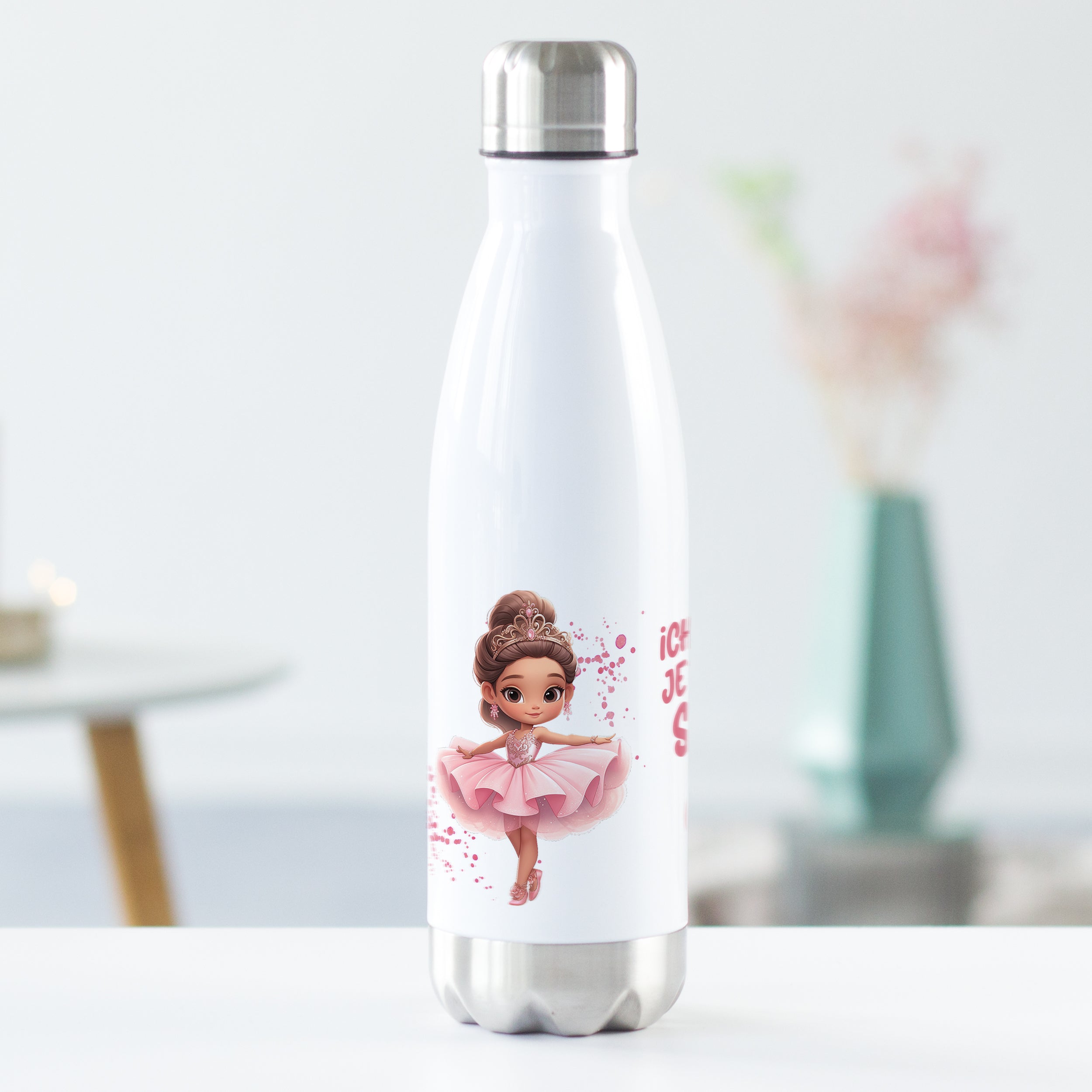 Weiße Trinkflasche mit tanzendem Mädchen und pinkem Text.