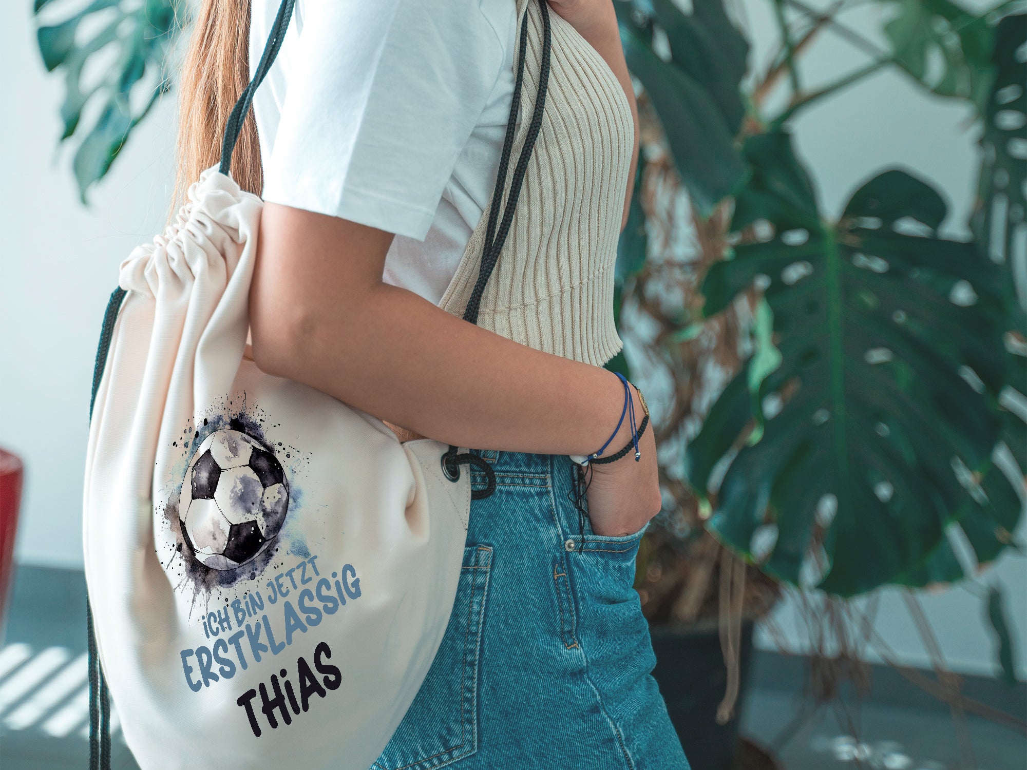 Beige Sportbeutel mit Fußballmotiv und personalisiertem Text.