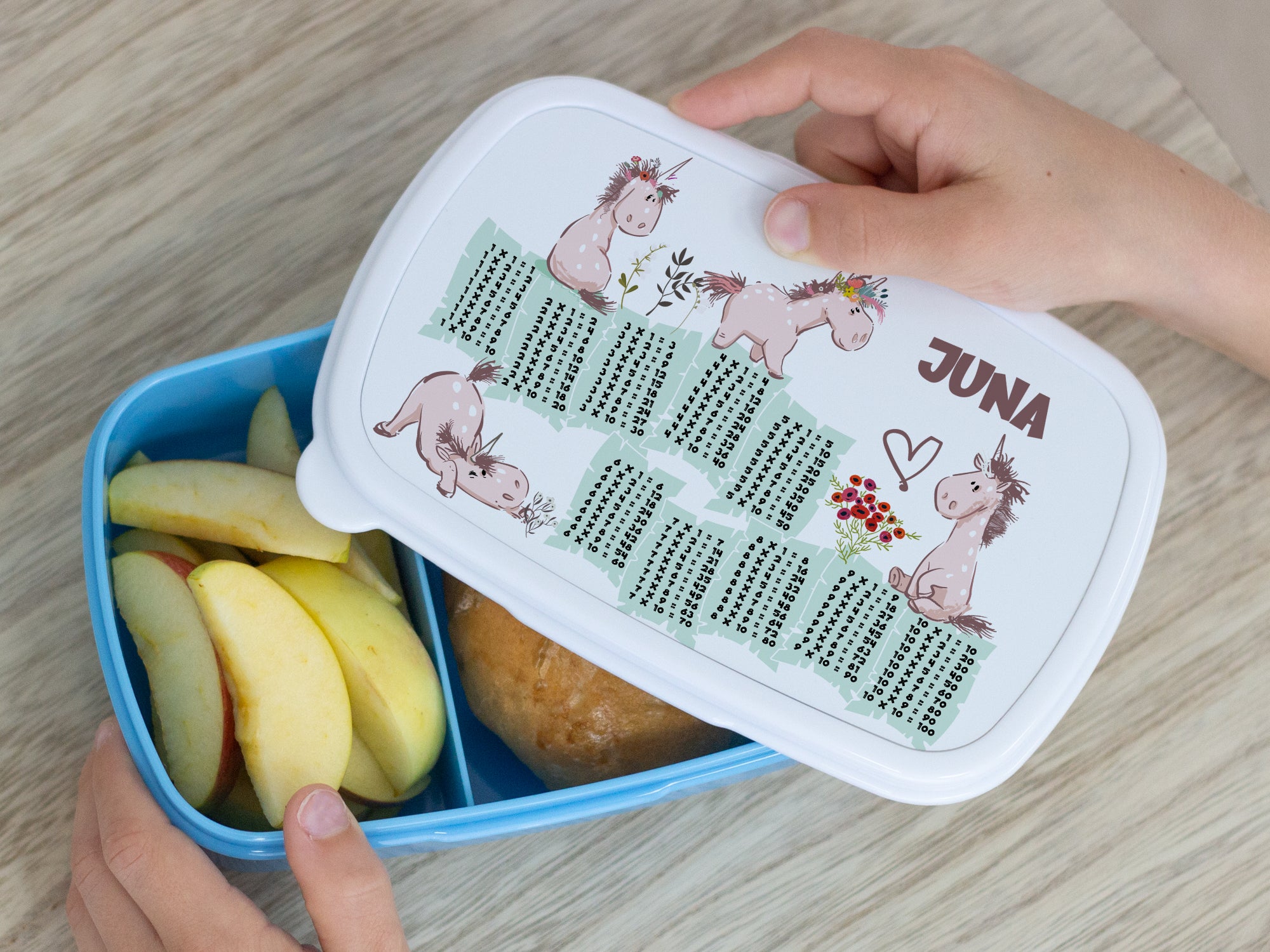 Bunte Brotdose mit Einhorn-Motiv und gesunden Snacks.