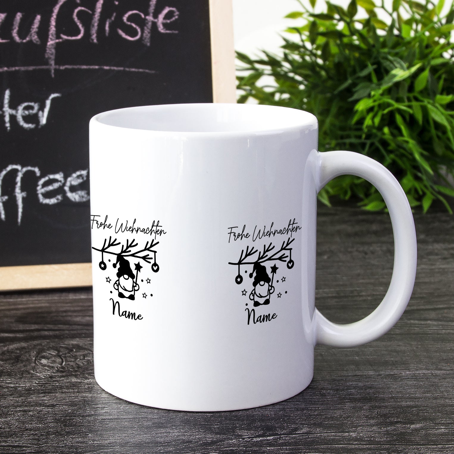 Weiße Tasse mit schwarzem Weihnachtsmotiv und personalisierbarem Namen.