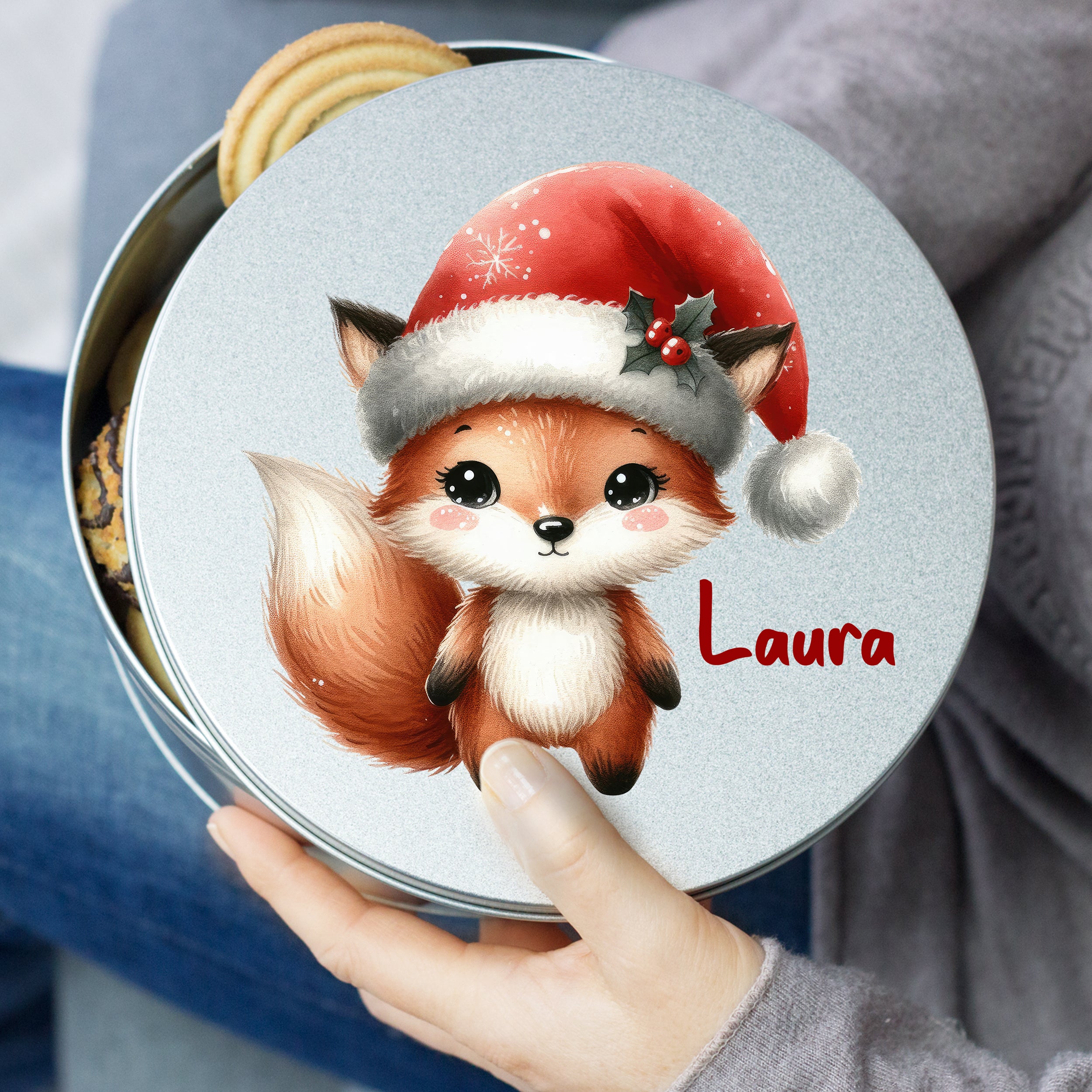 Runder Keksdose mit rotem Weihnachtsfuchs und Name Laura.
