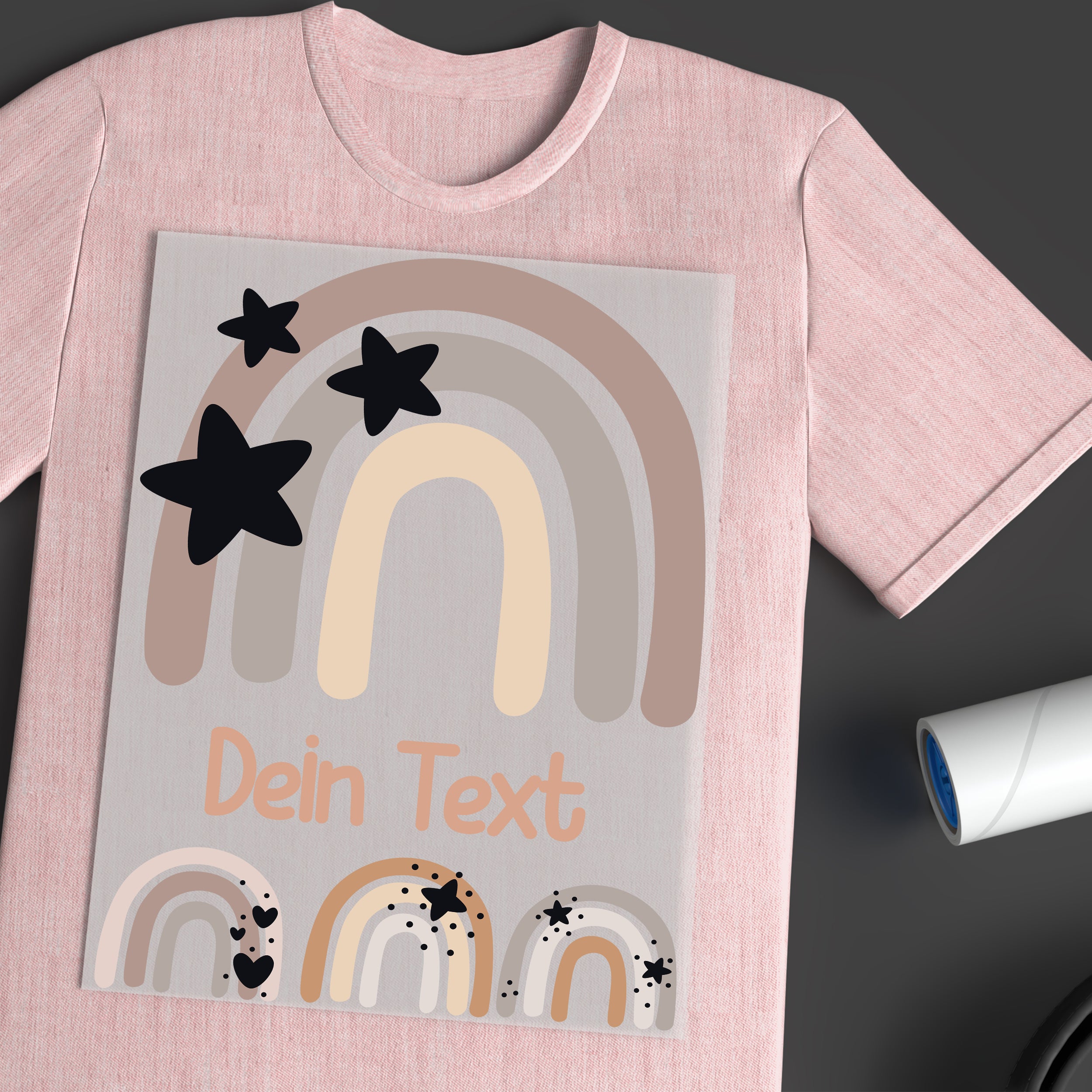 Rosa T-Shirt mit Regenbogen-Design und Sternen.