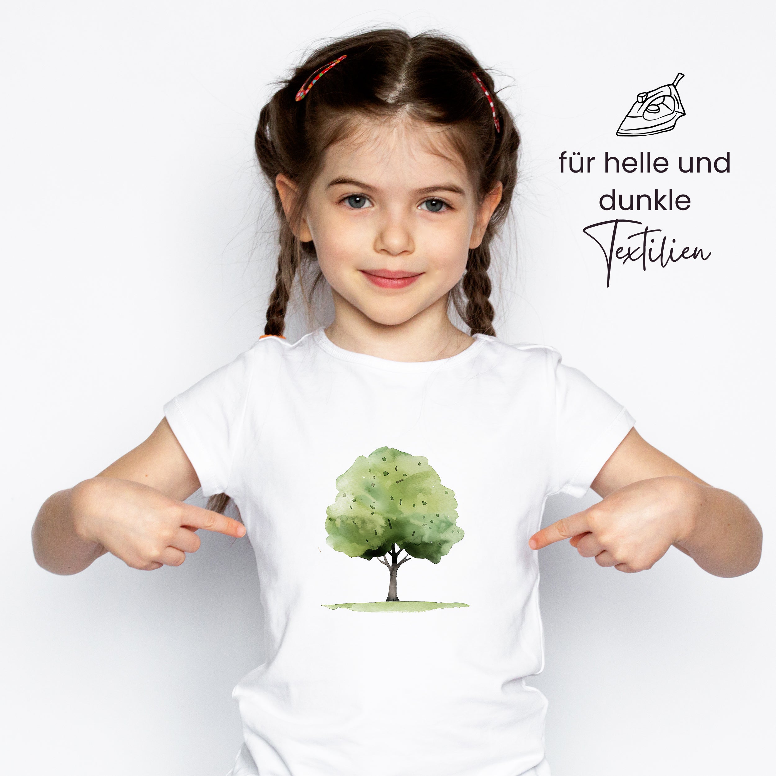 Weißes T-Shirt mit grünem Baum-Motiv.