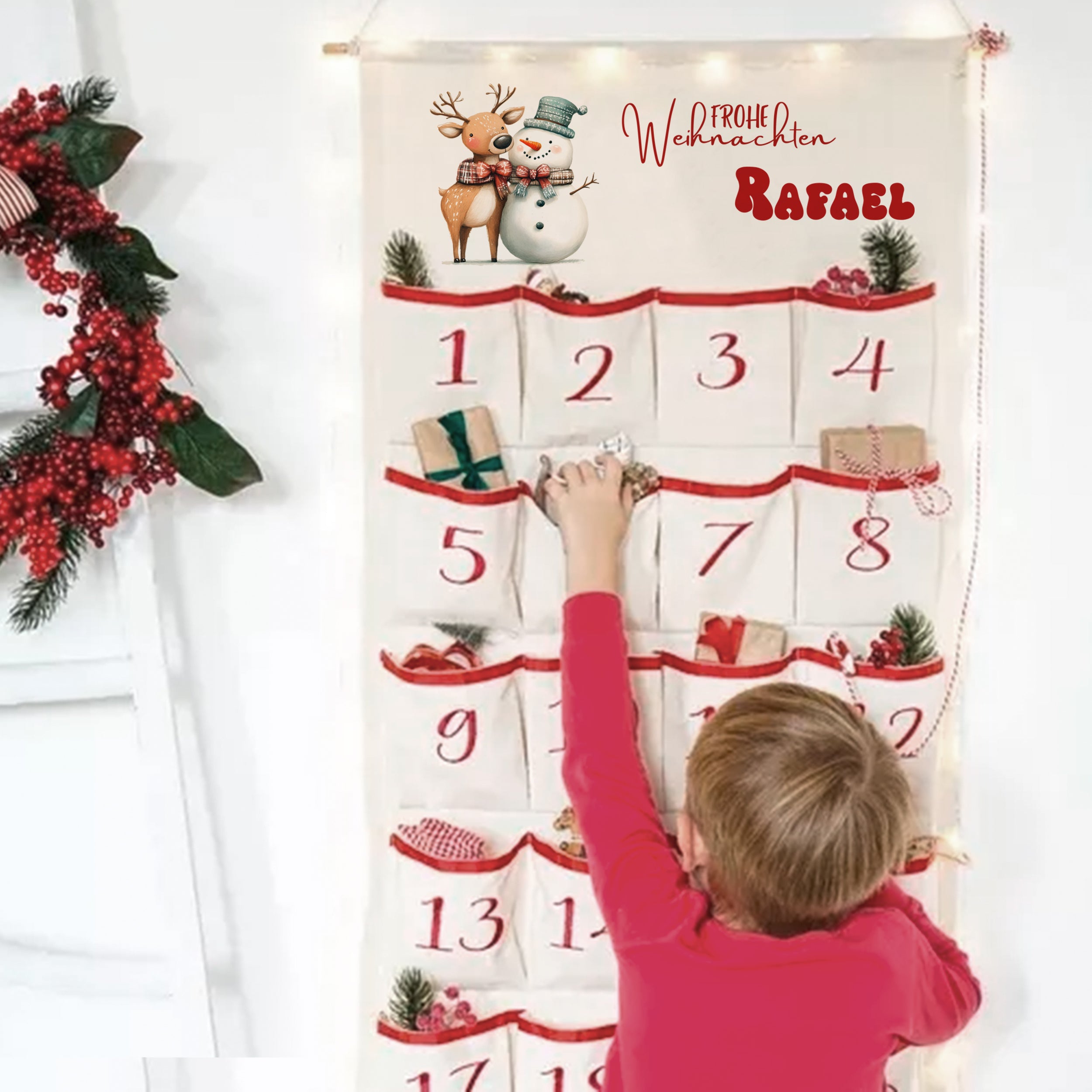 Adventskalender mit Weihnachtsmotiven und personalisiertem Namen.