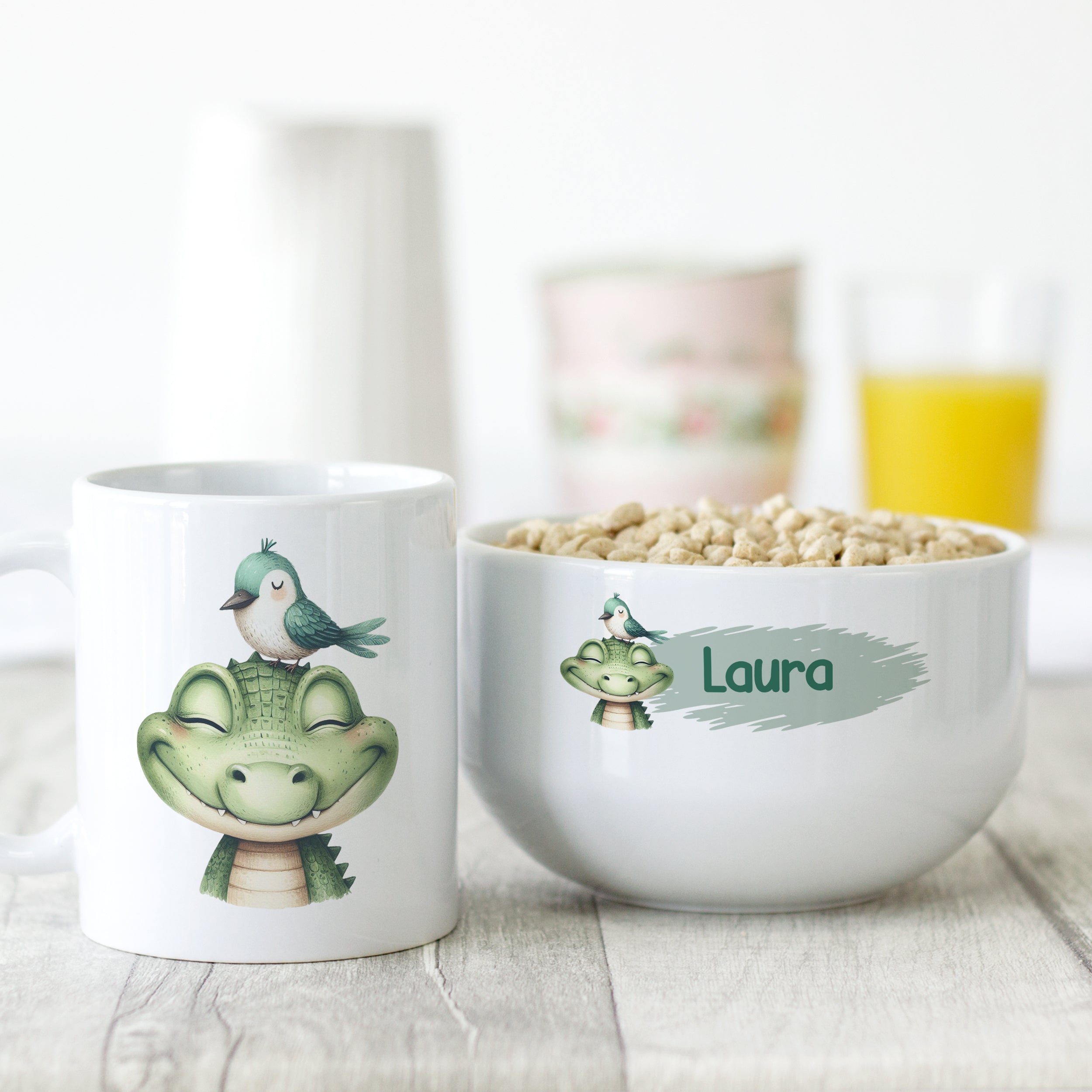 Tasse und Schüssel mit personalisiertem Krokodil-Motiv, grün und weiß.