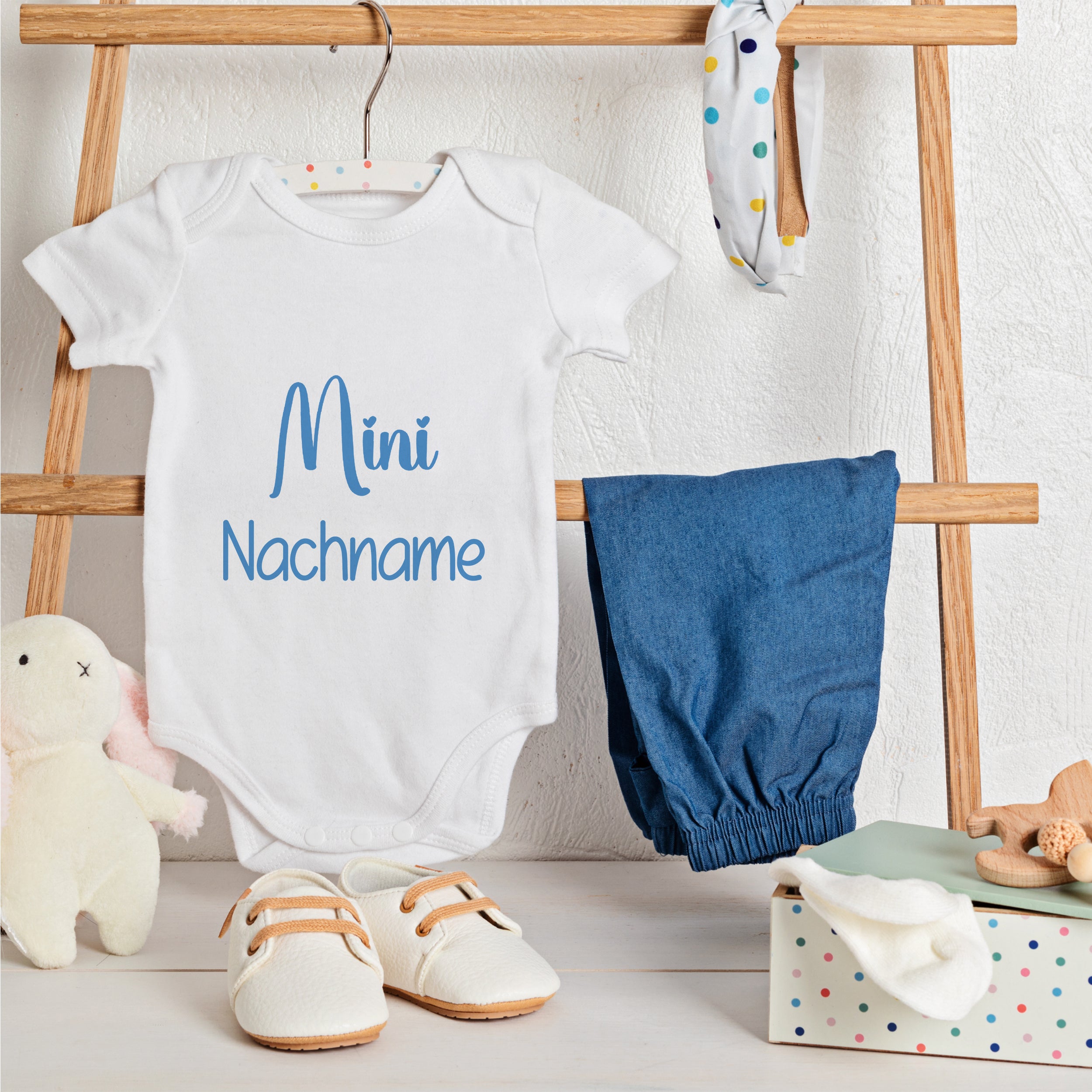 Babybody mit mini Nachname in blau