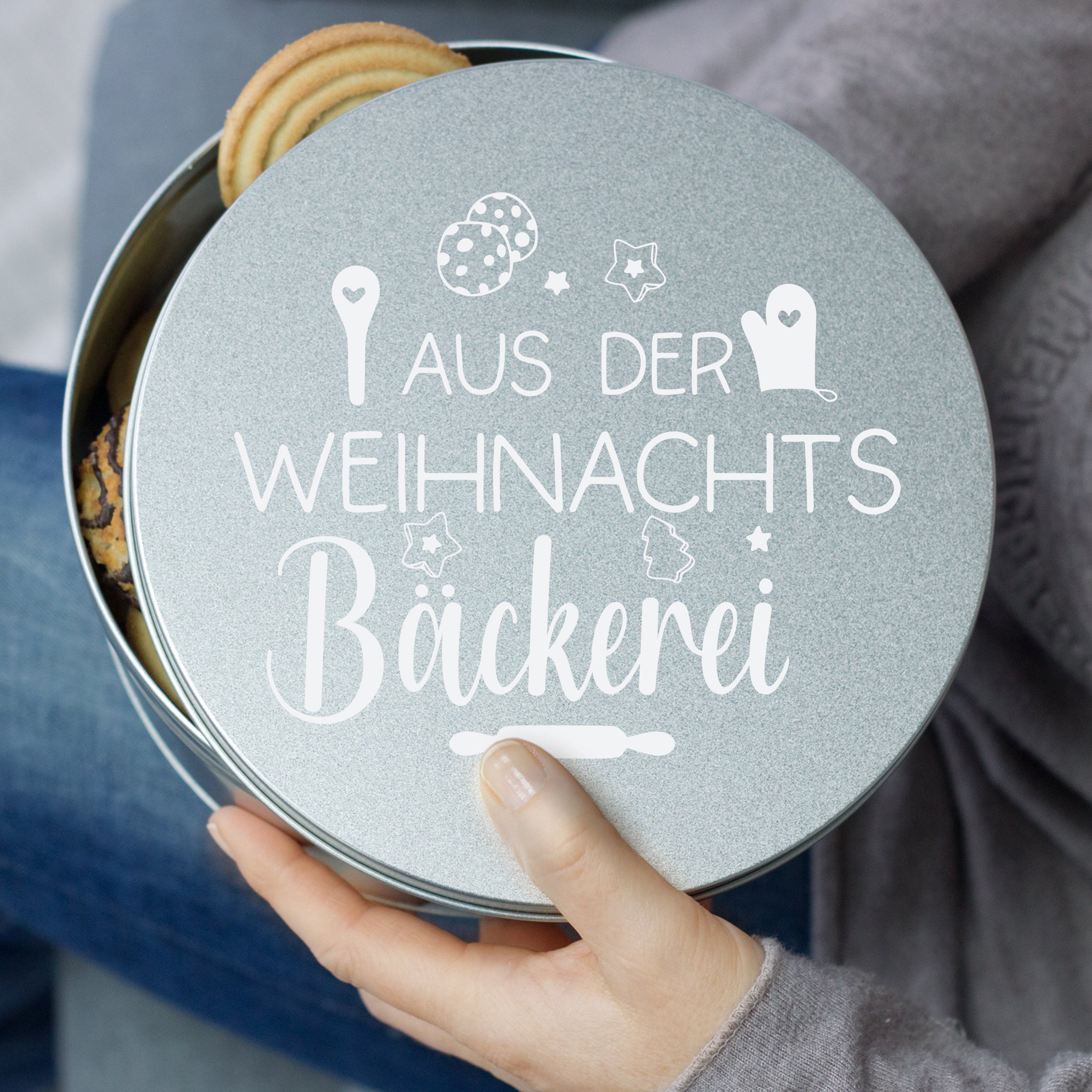 Silberne Keksdose mit weißem Weihnachtsdesign und Text.