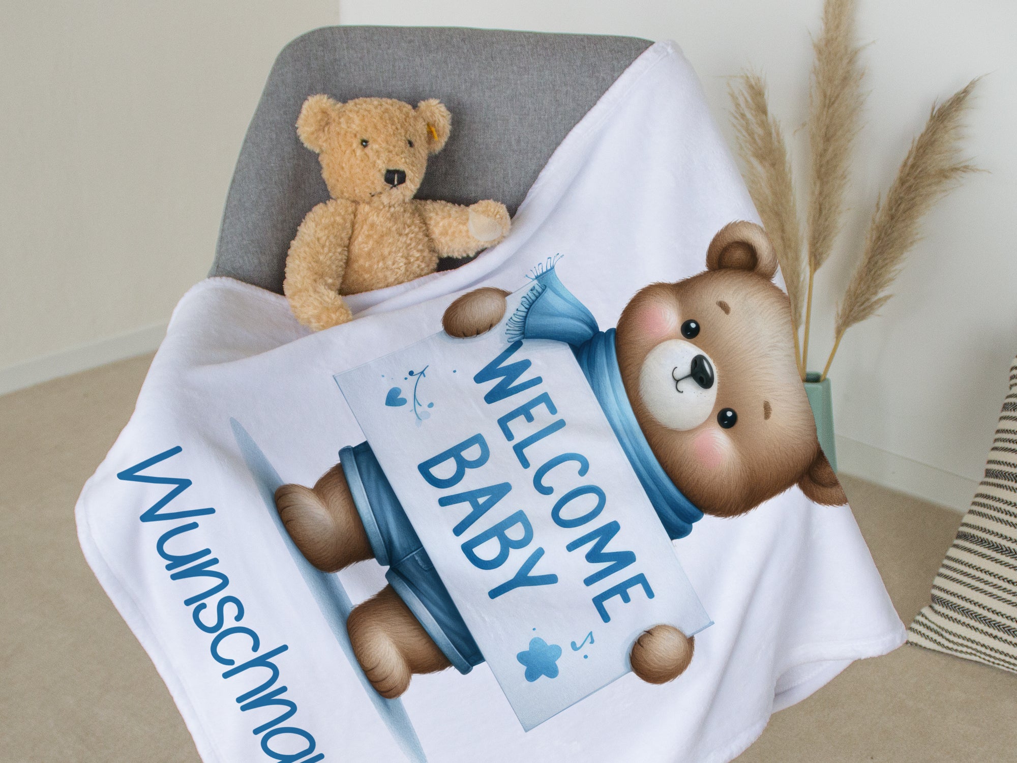 Babydecke Bär mit Willkommensschild in Blau