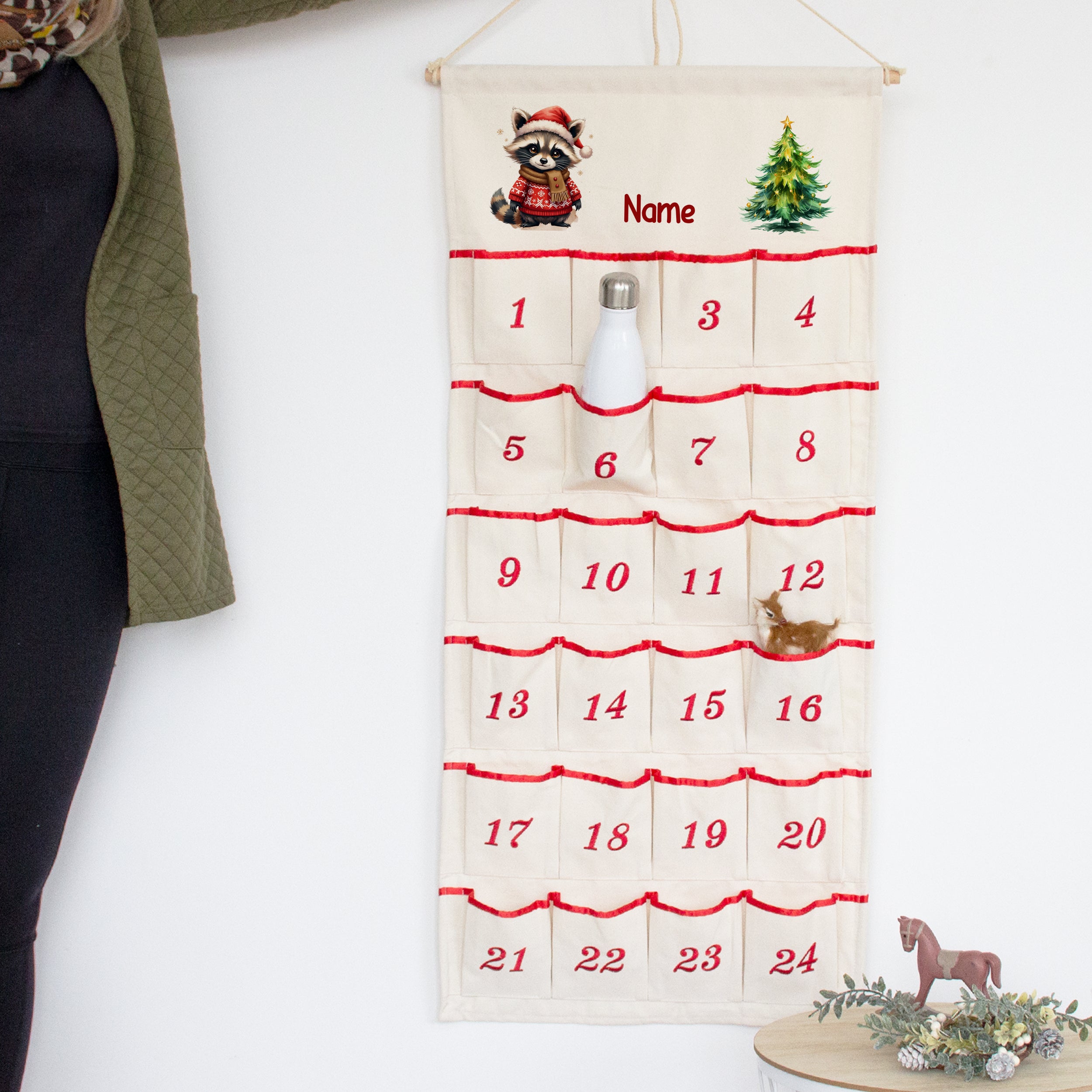 Adventskalender aus Stoff mit Raccoon-Motiv und Taschen.