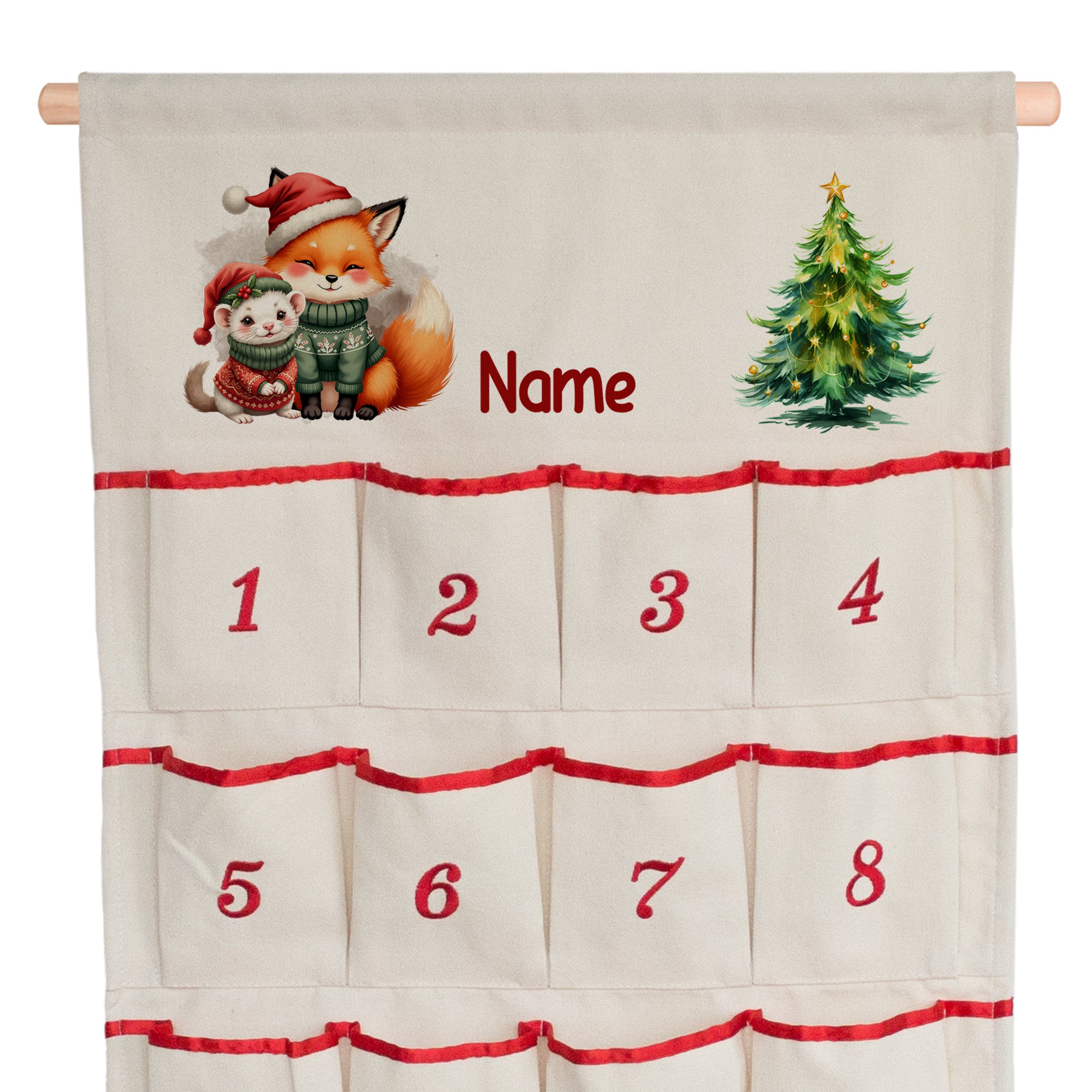 Detail des Adventskalenders mit Wunschname, Fuchs, kleinem Waldtier und Weihnachtsbaum