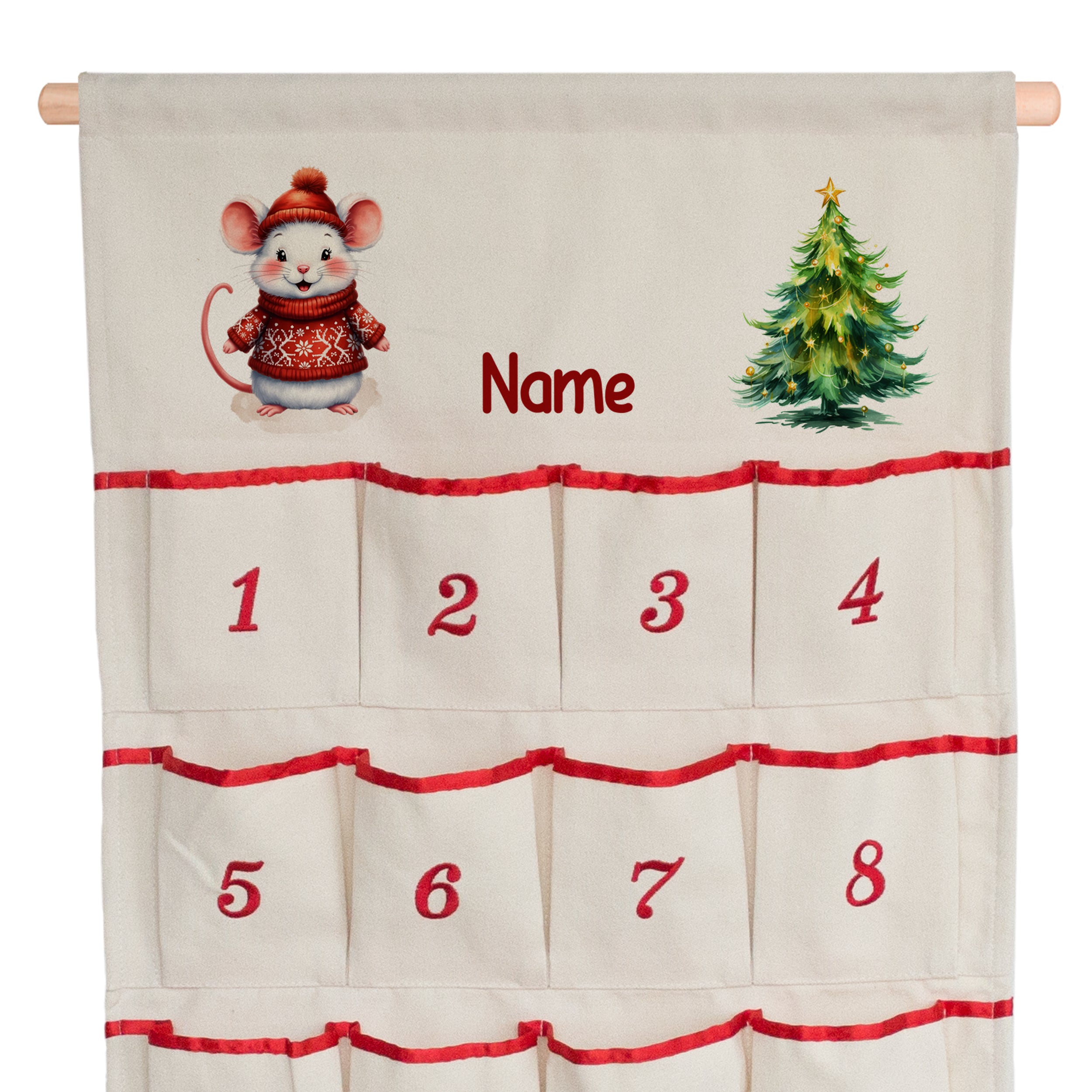 Detail des Adventskalenders mit Wunschname, Maus im Weihnachtspullover und Weihnachtsbaum