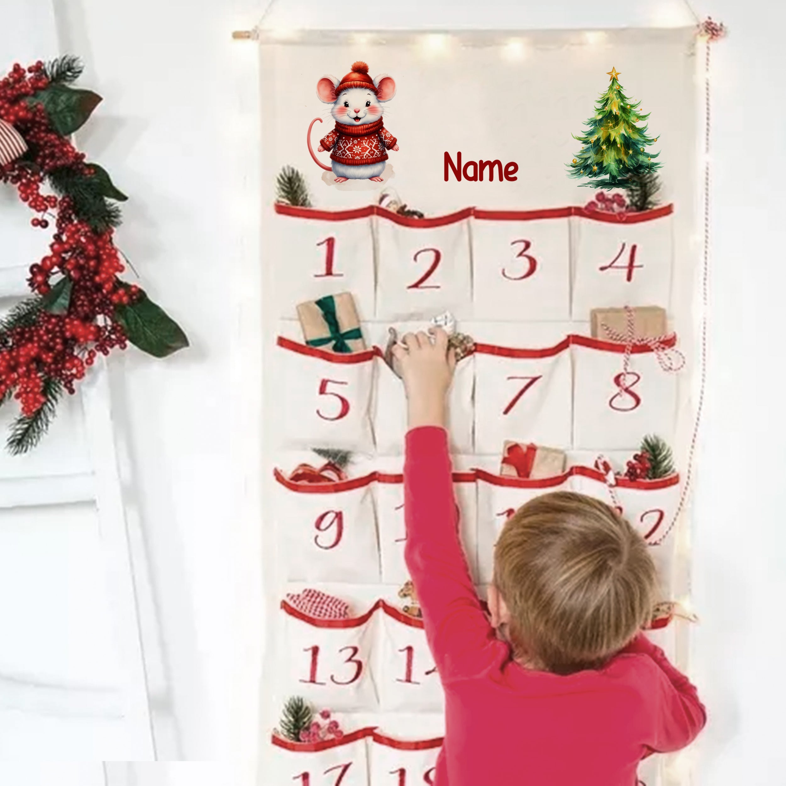 Kind befüllt Adventskalender mit Wunschname, Mausmotiv und nummerierten Taschen mit Geschenken
