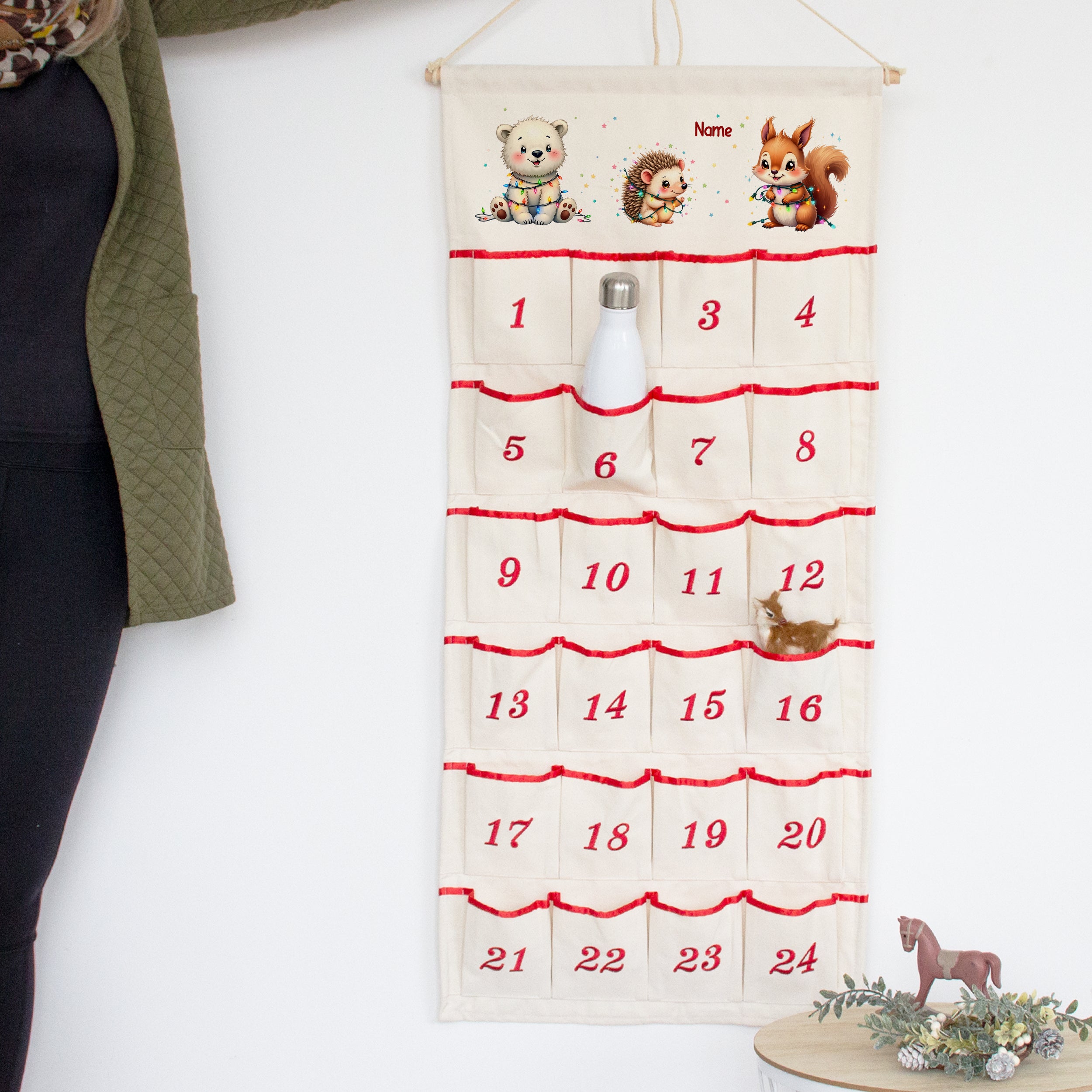 Adventskalender mit Tiermotiven, cremefarben, 24 Taschen.
