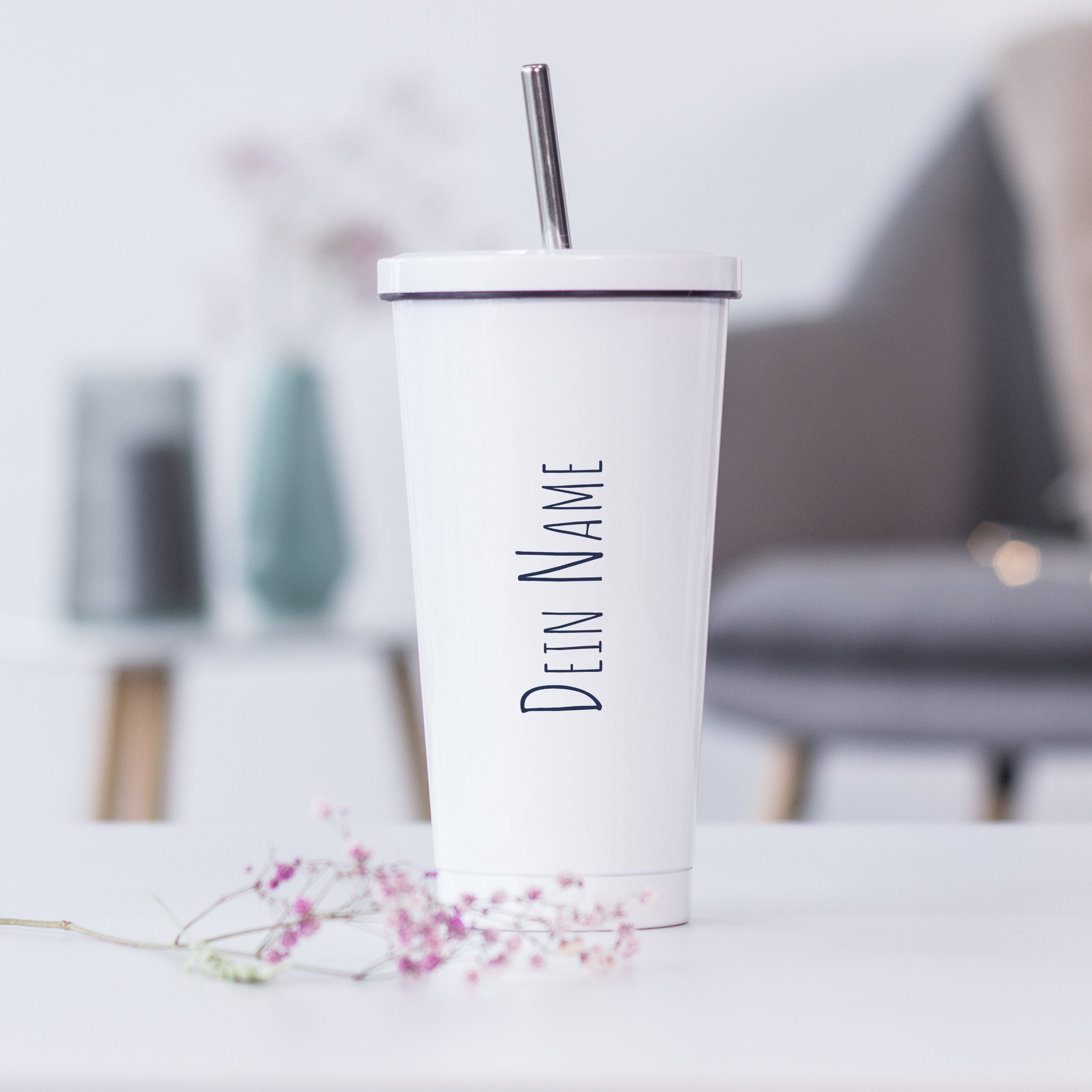 Trinkbecher mit Deckel und Strohhalm