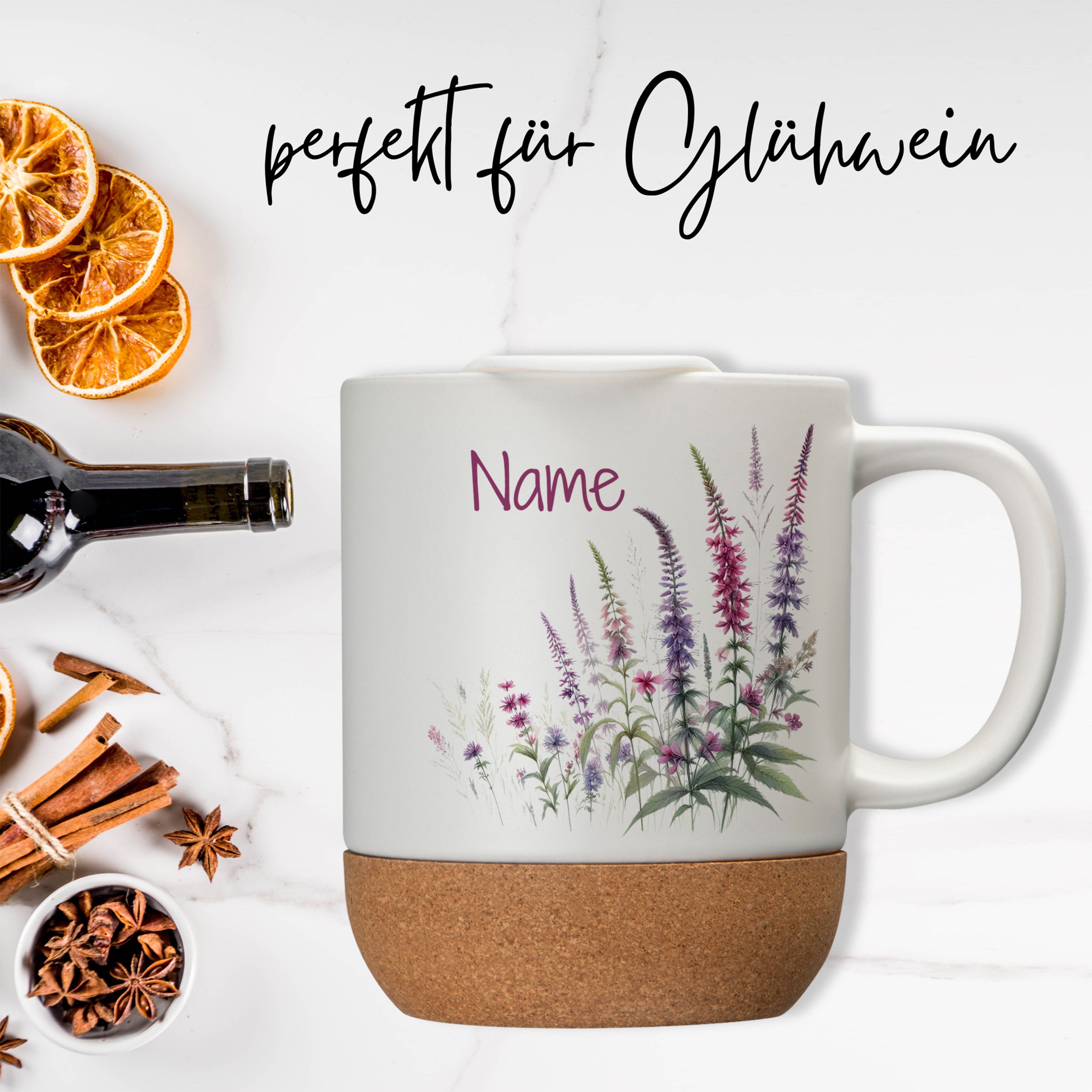 Weißer Kaffeebecher mit floralen Motiven und Korkboden.