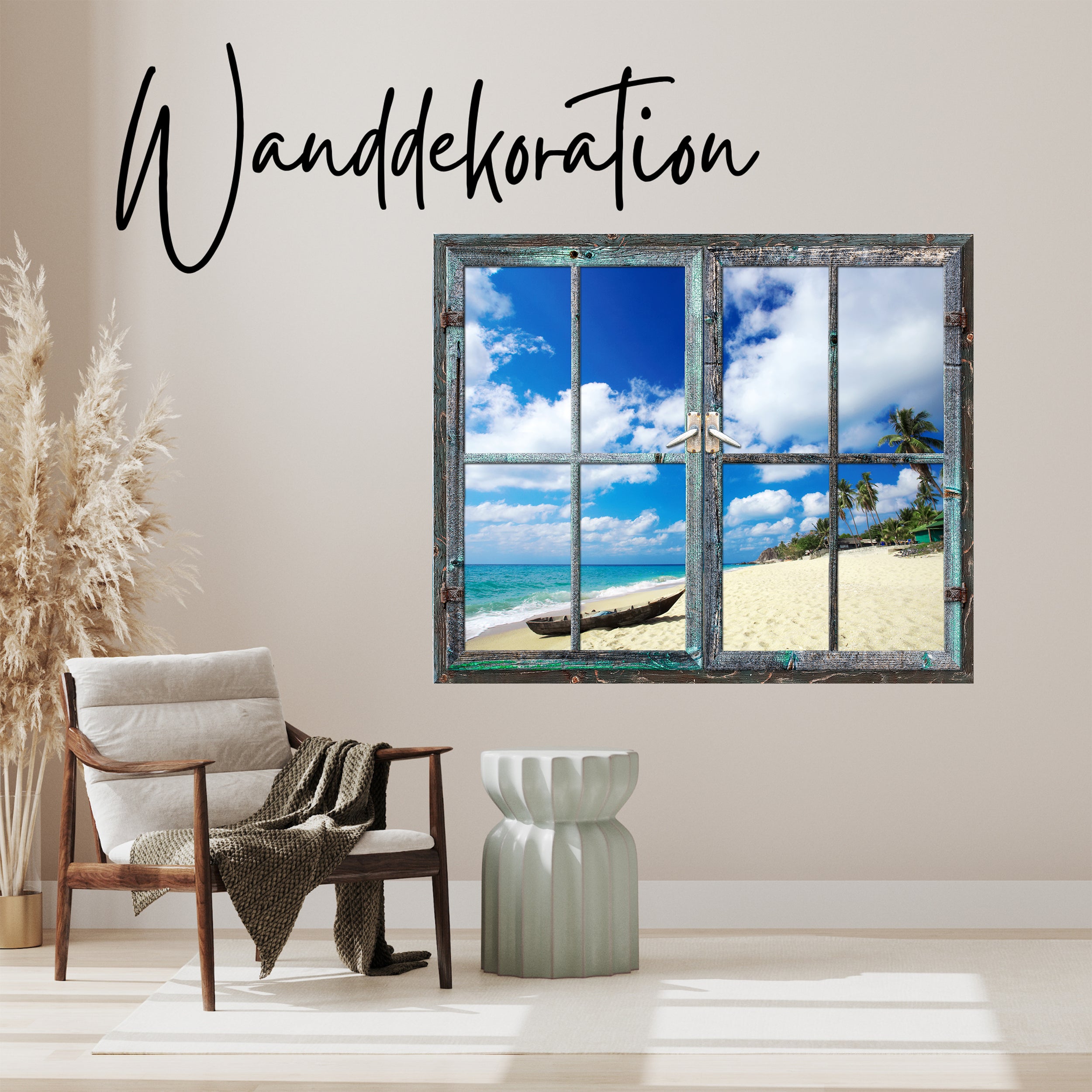 Wanddekoration mit Fensterblick auf Strand und Palmen.