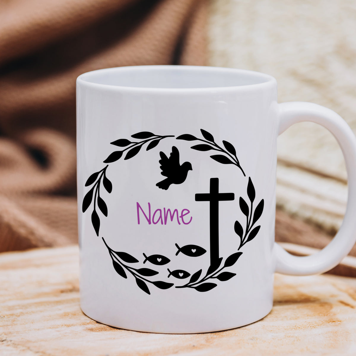 Weißer Becher mit Kreuz, Fischen, Taube und personalisierbarem Namen.