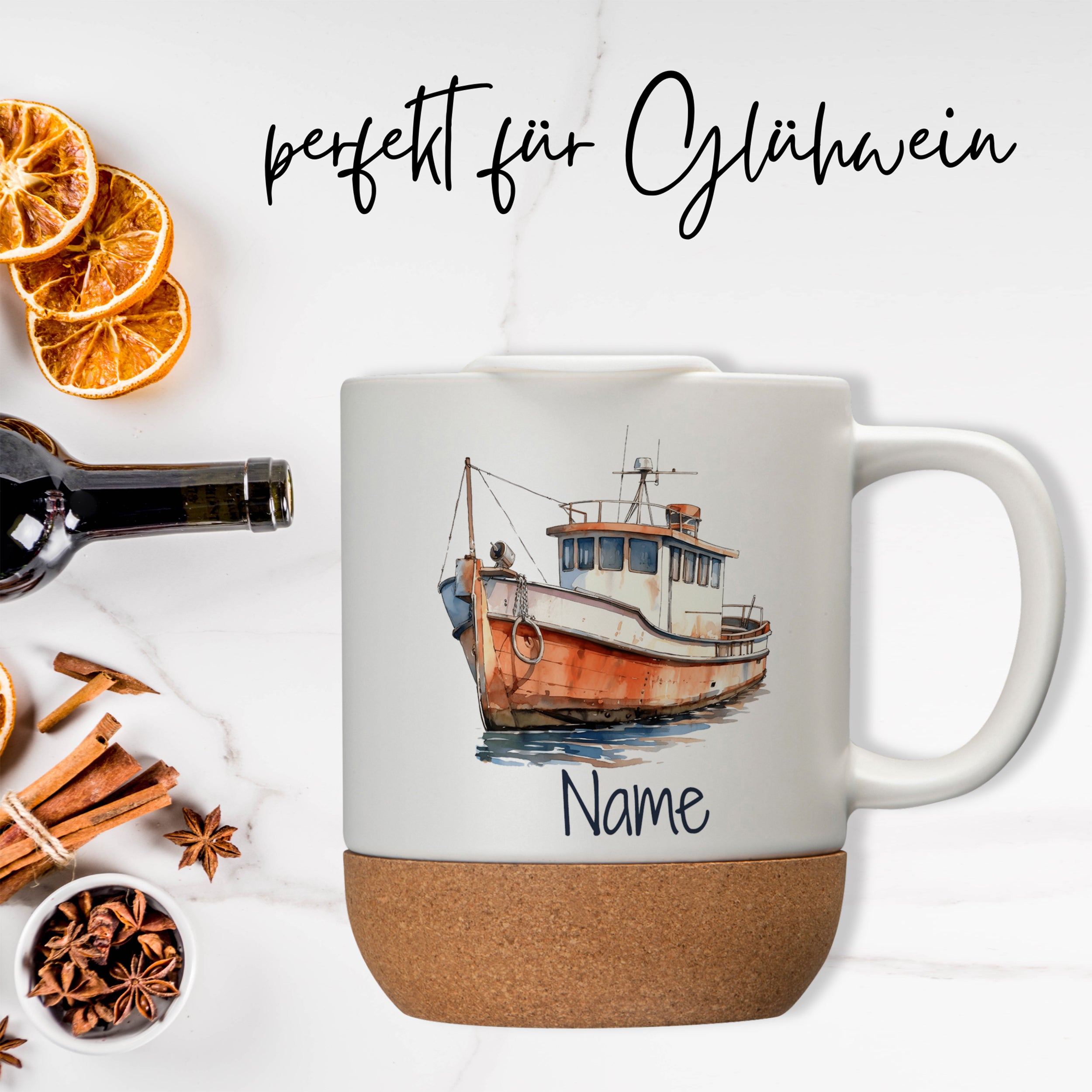 Tasse mit Boot-Motiv und Korkboden, personalisierbar.