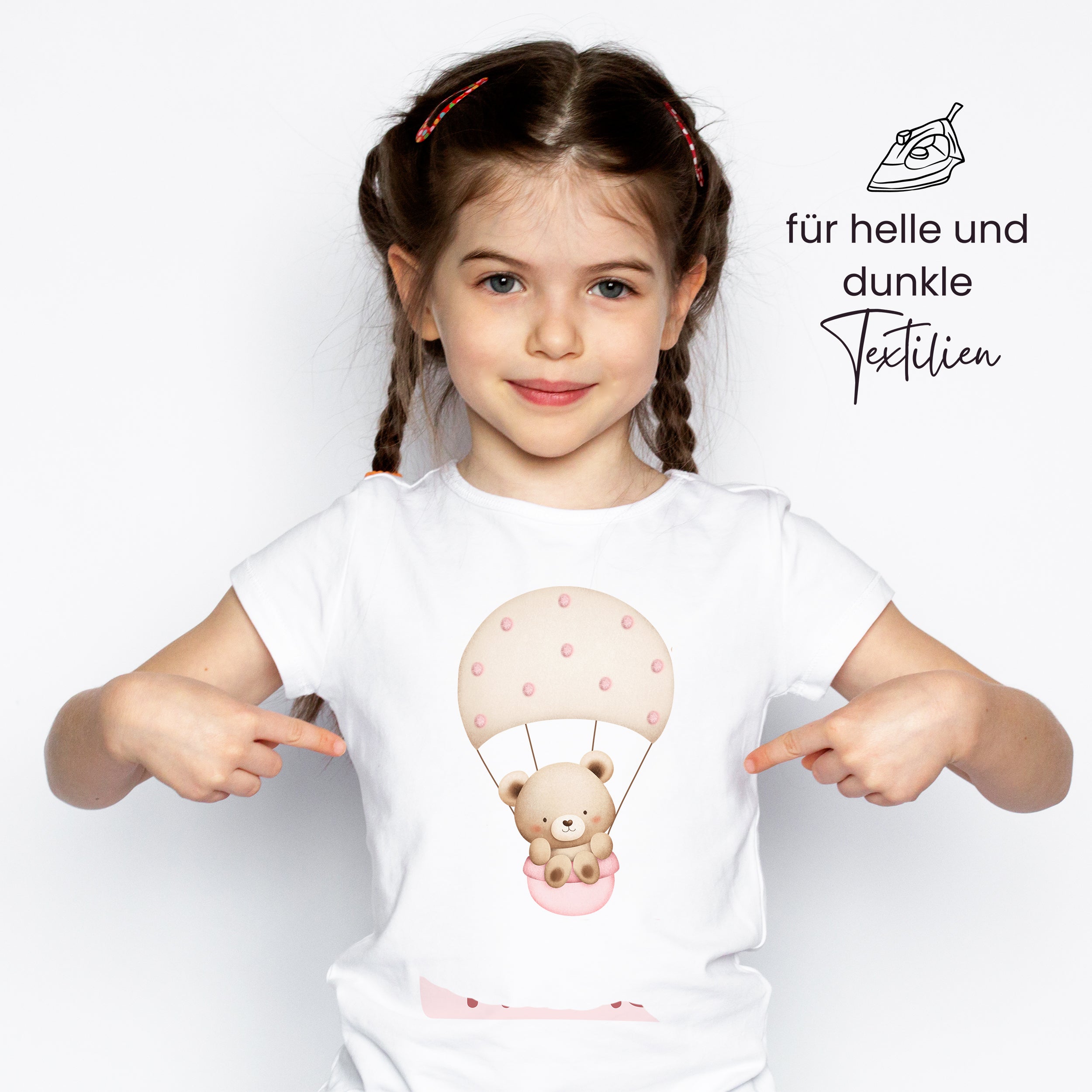 Weißes T-Shirt mit Bärchen im Heißluftballon-Motiv.