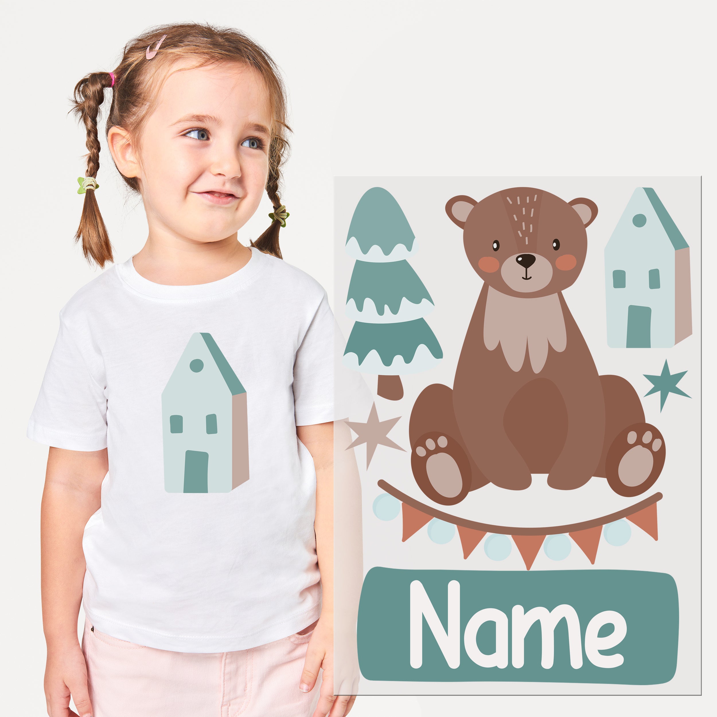 Weißes T-Shirt mit Haus-Design und braunem Bärenmotiv.