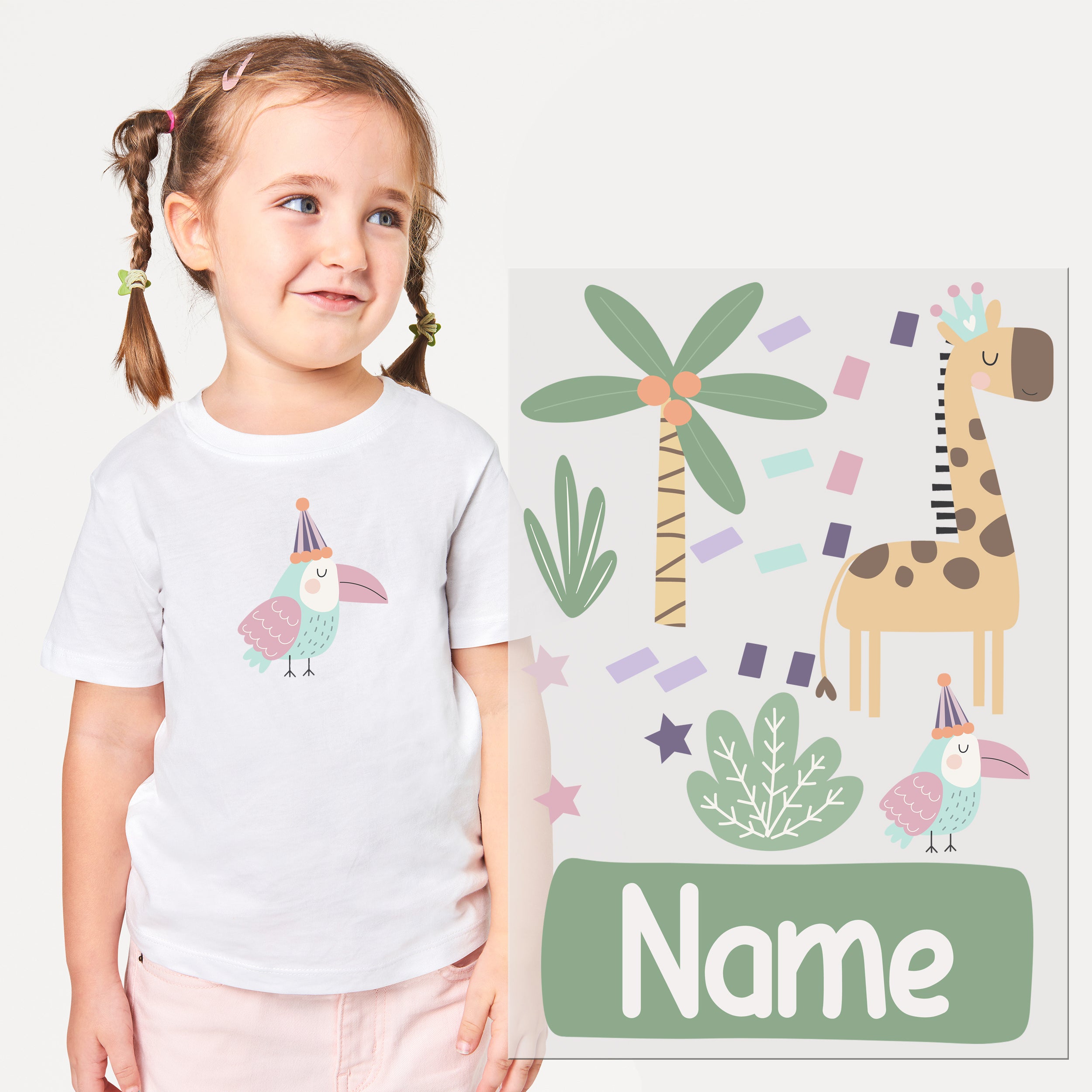 Weißes T-Shirt mit buntem Tiermotiv und personalisierbarem Namen.