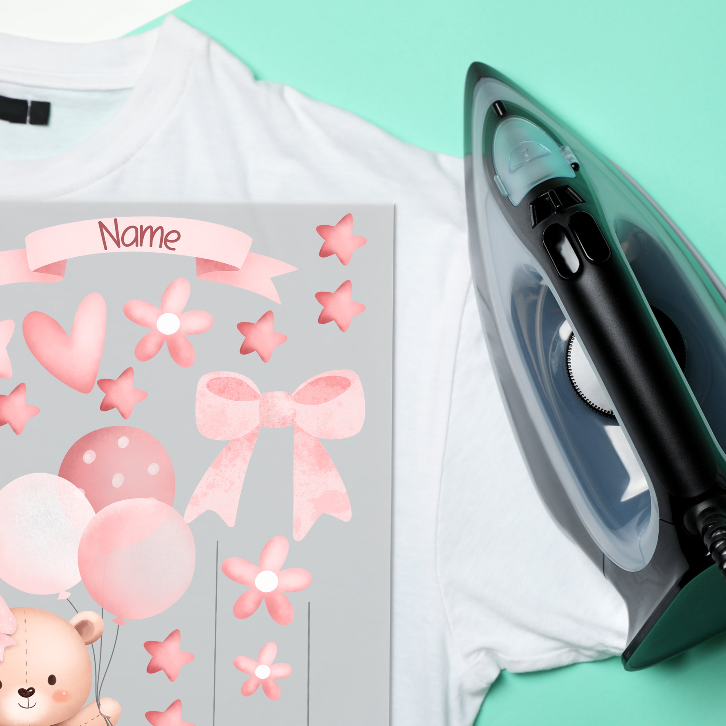 Weißes T-Shirt, rosa Aufkleber mit Herzen und Bärchen.