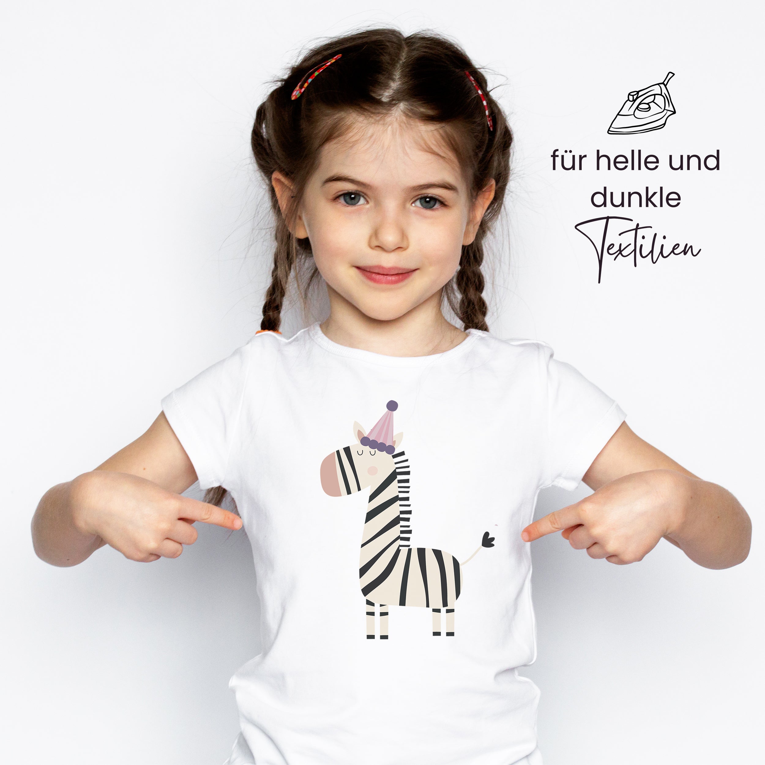 Zebra-Motiv auf weißem T-Shirt mit Krone.
