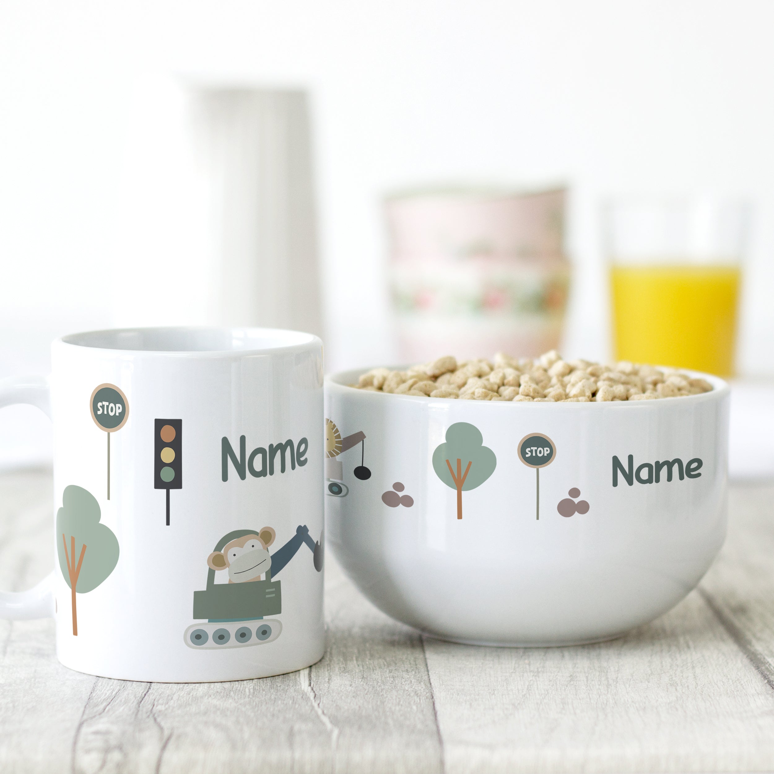 Tasse und Schüssel mit bunten, kindgerechten Motiven.