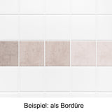 Weiße Fliesen mit brauner Bordüre in verschiedenen Farbtönen.