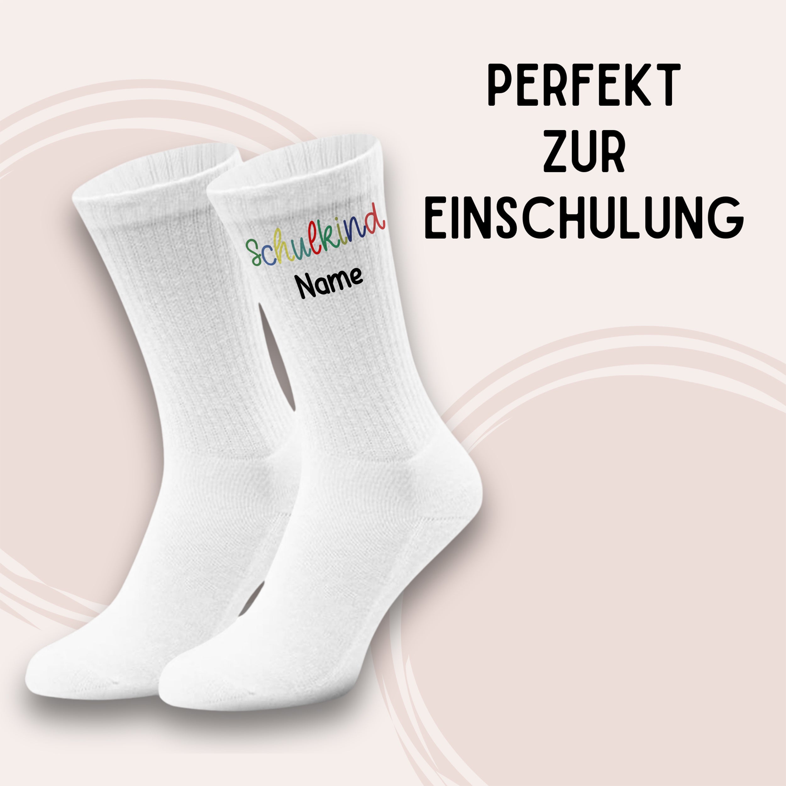 Weiße Socken mit buntem "Schulkind"-Schriftzug für Einschulung.