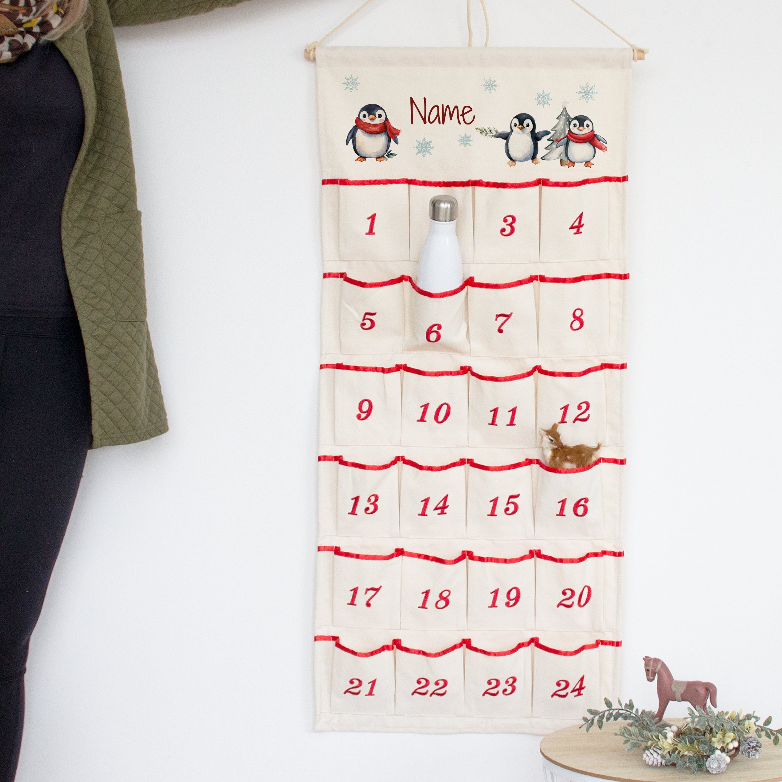 Adventskalender mit Pinguinen, cremefarben, 24 Fächer.