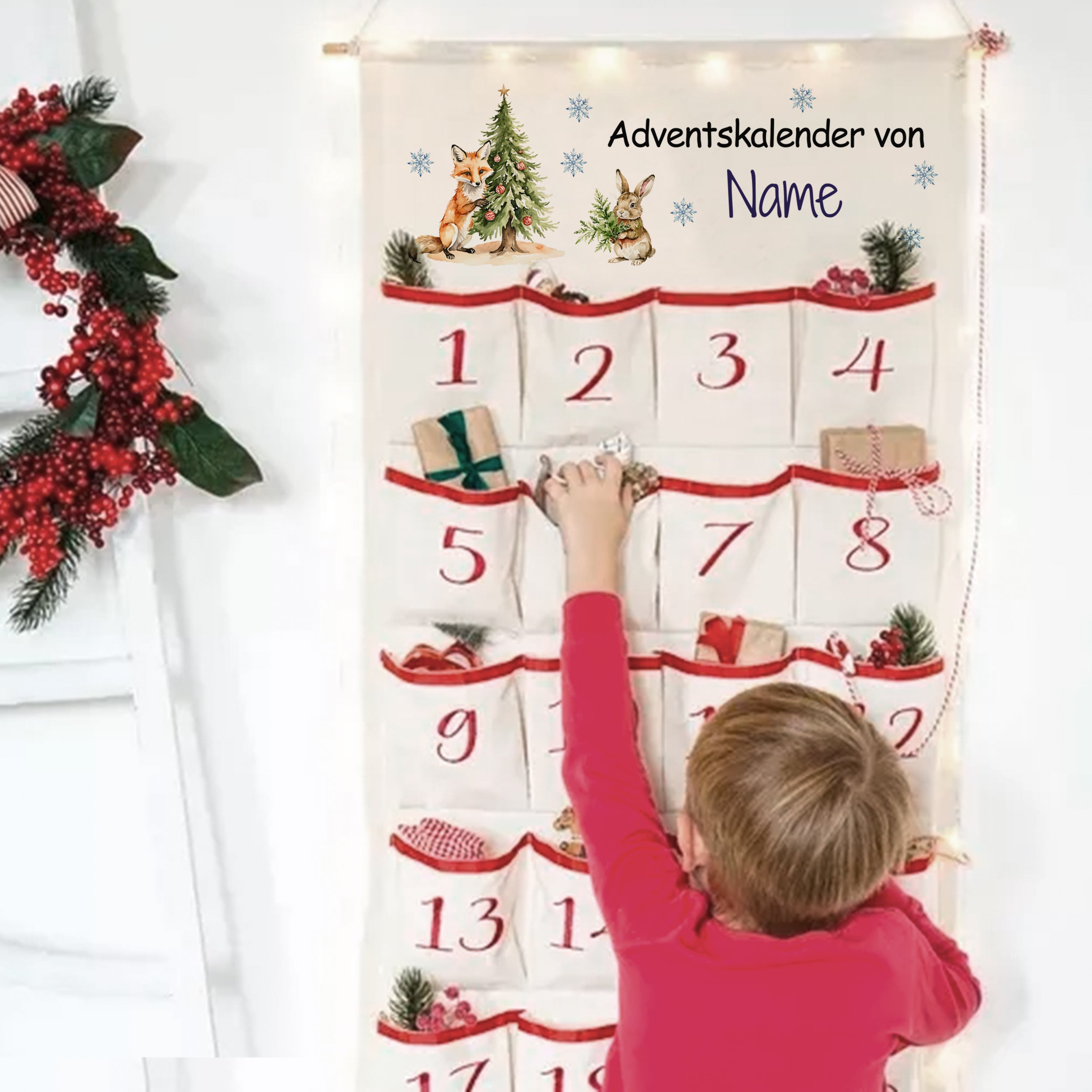 Adventskalender mit roten Details und Weihnachtsmotiven.