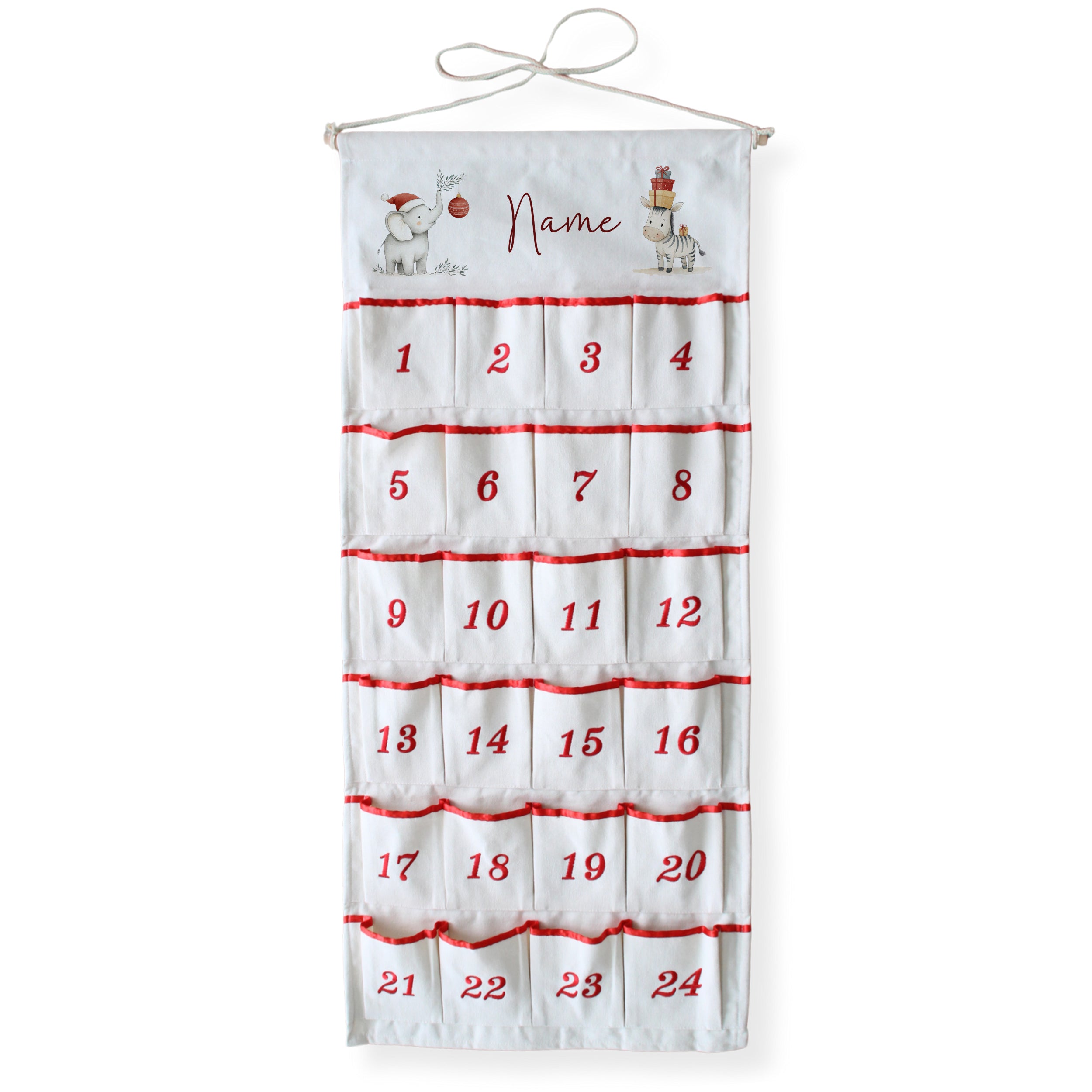 Adventskalender in Weiß mit roten Zahlen und Weihnachtsmotiven