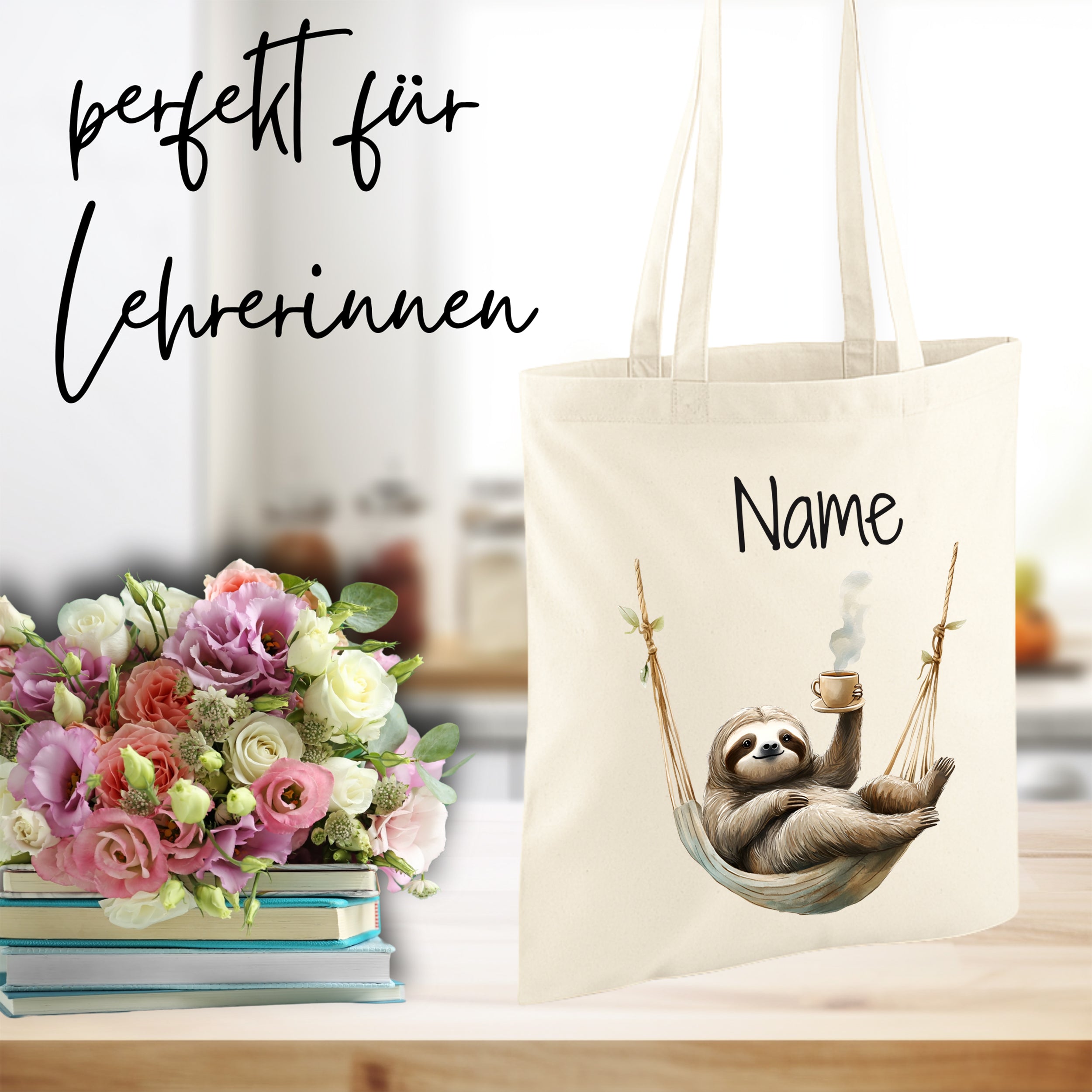 Beige Tasche mit Faultier und personalisierbarem Namen.