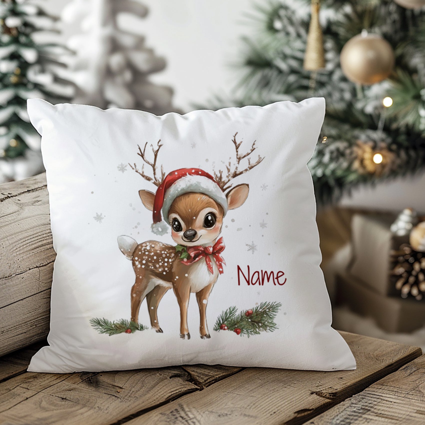 Kissen mit niedlichem Reh, rotem Weihnachtsmütze und personalisierbarem Namen.