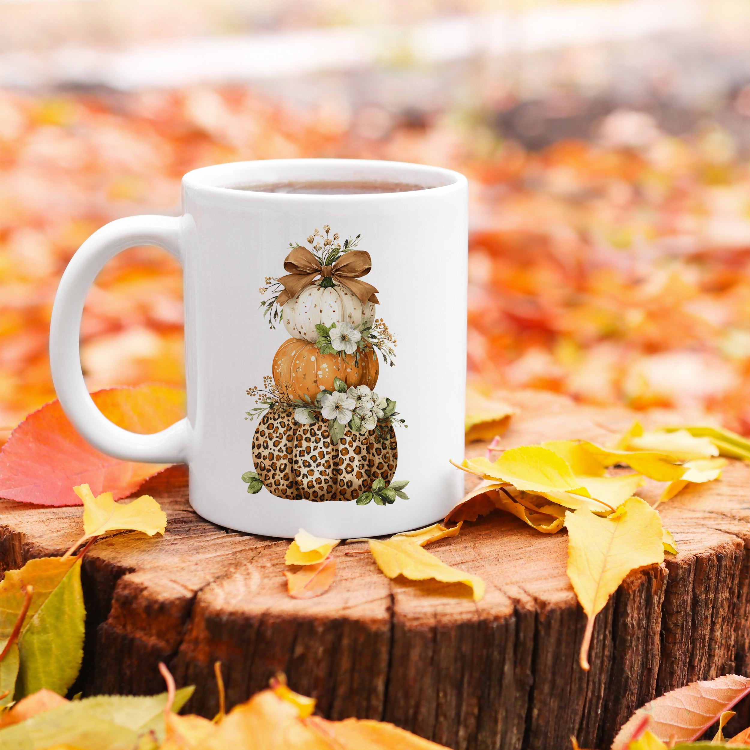 Tasse mit bunten Kürbissen und Schleife, herbstliche Farben.