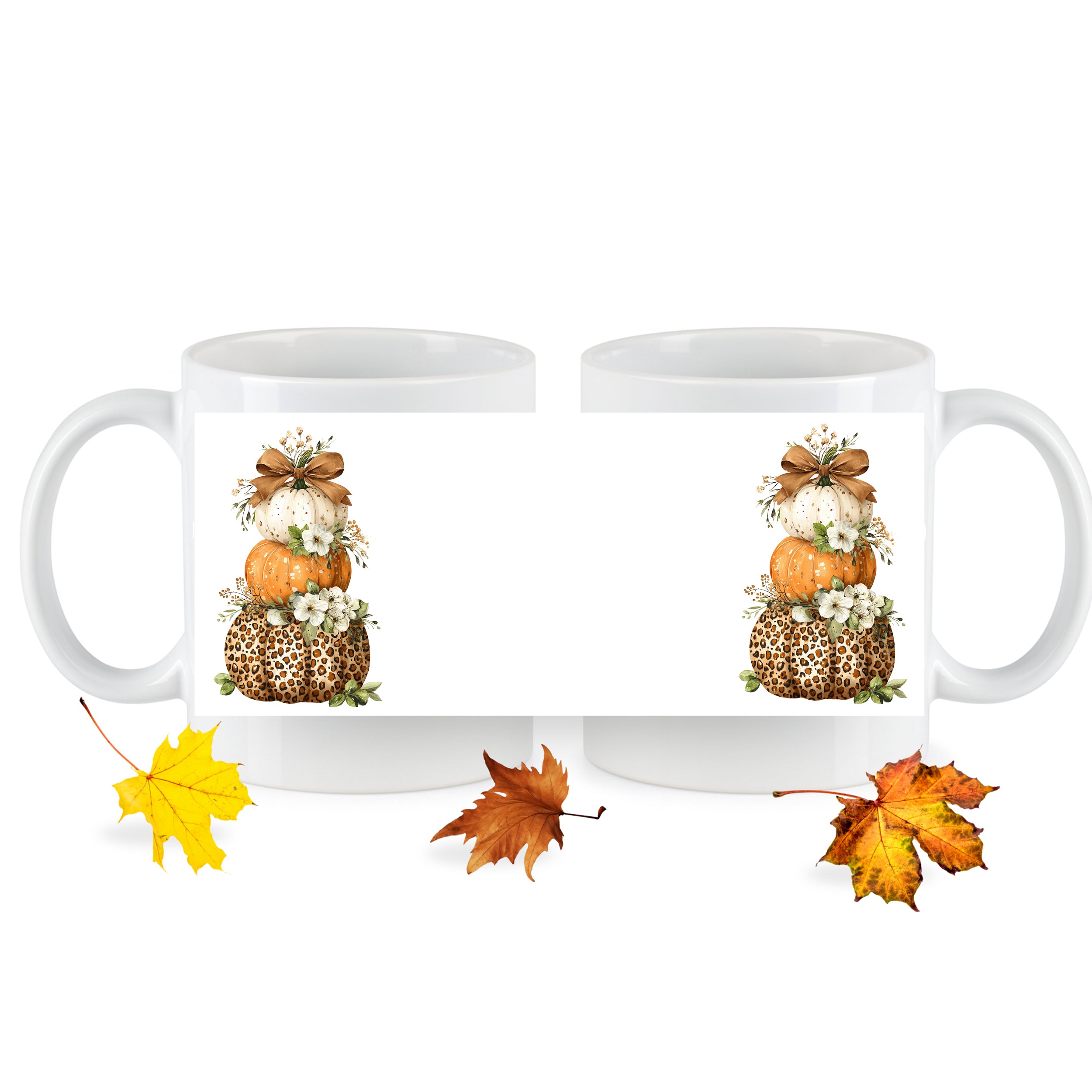Tassen mit bunten Kürbissen und herbstlichen Dekorationen.