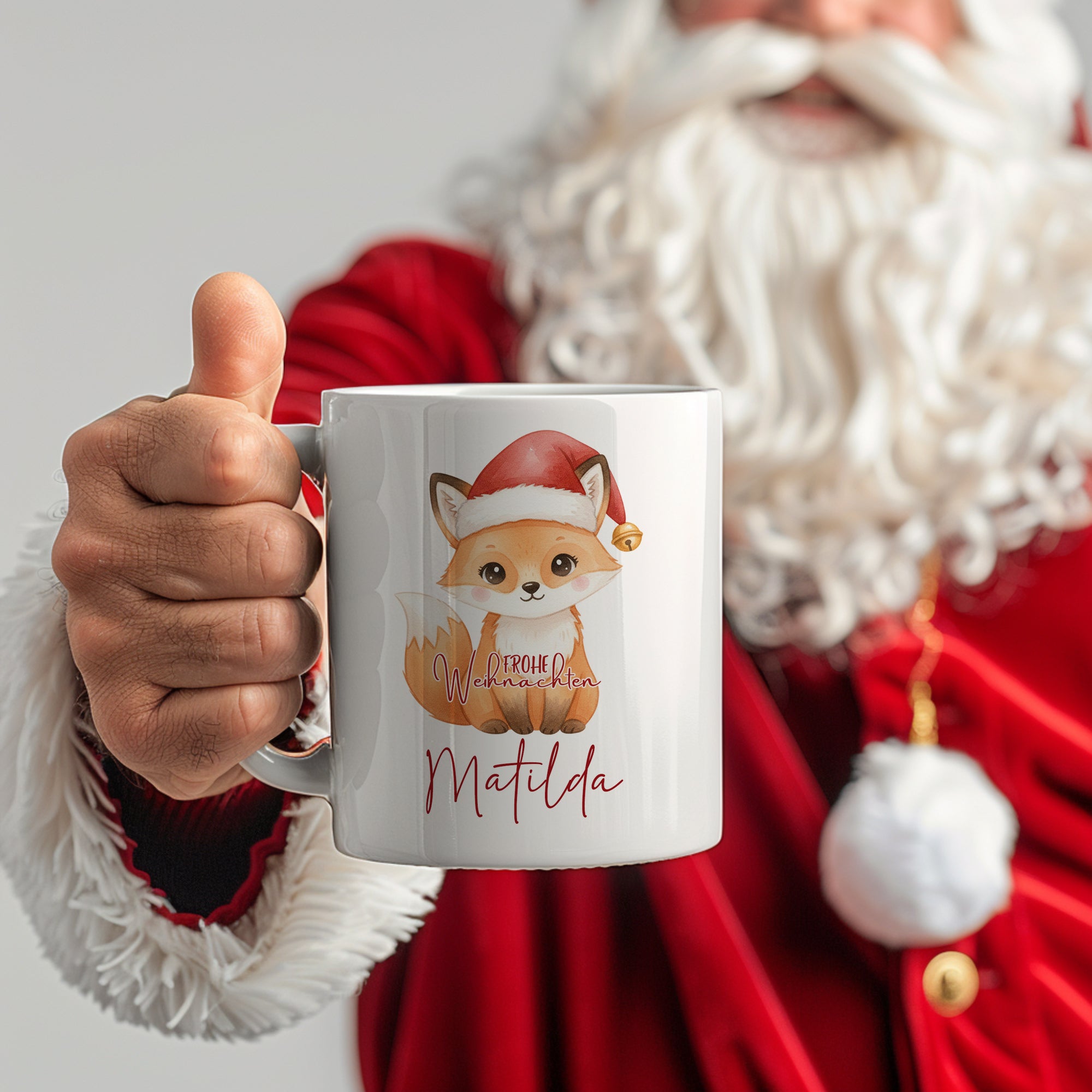 Tasse mit Fuchs-Design und Weihnachtsmütze, personalisiert.