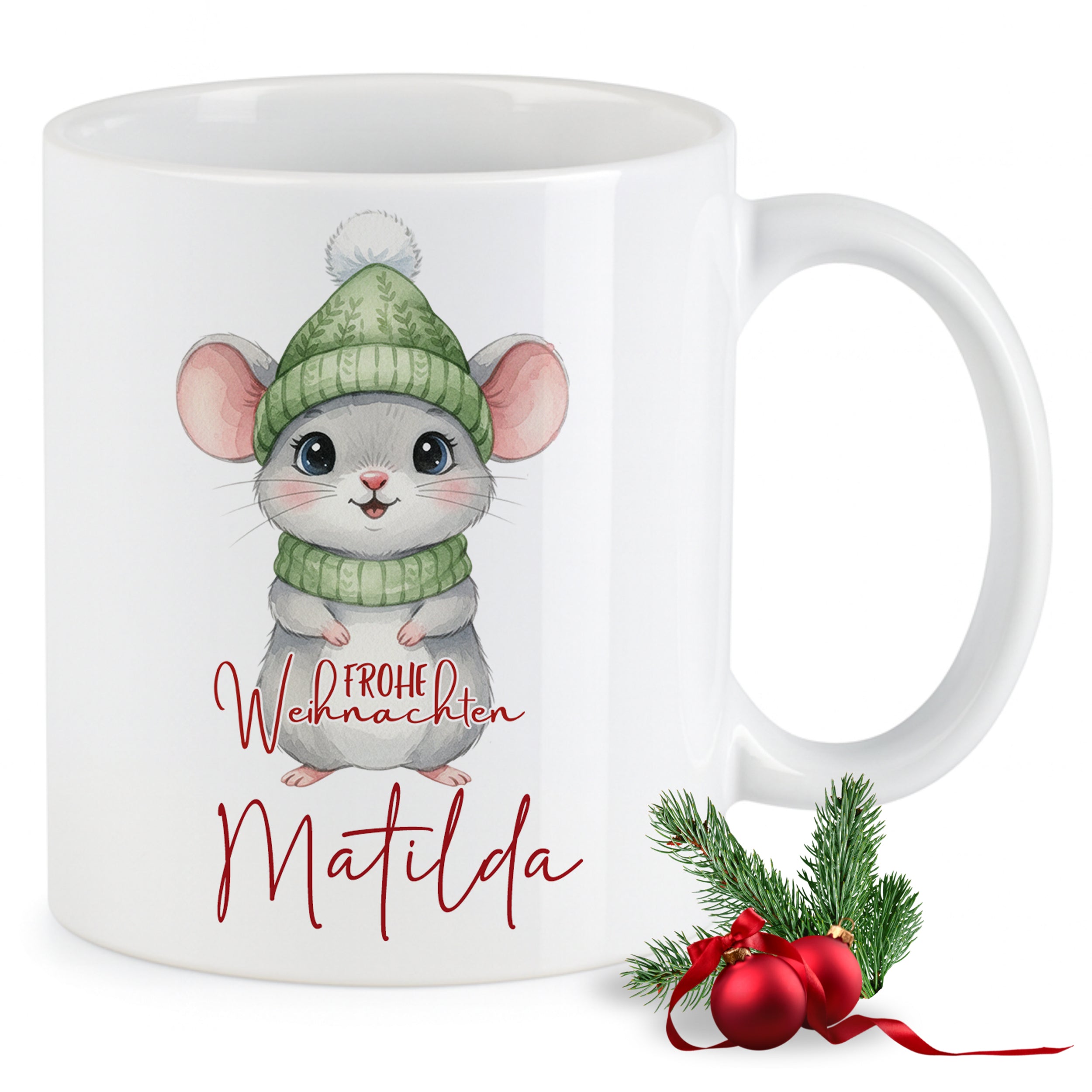 Weißer Becher mit Weihnachtsmaus und grüner Mütze.