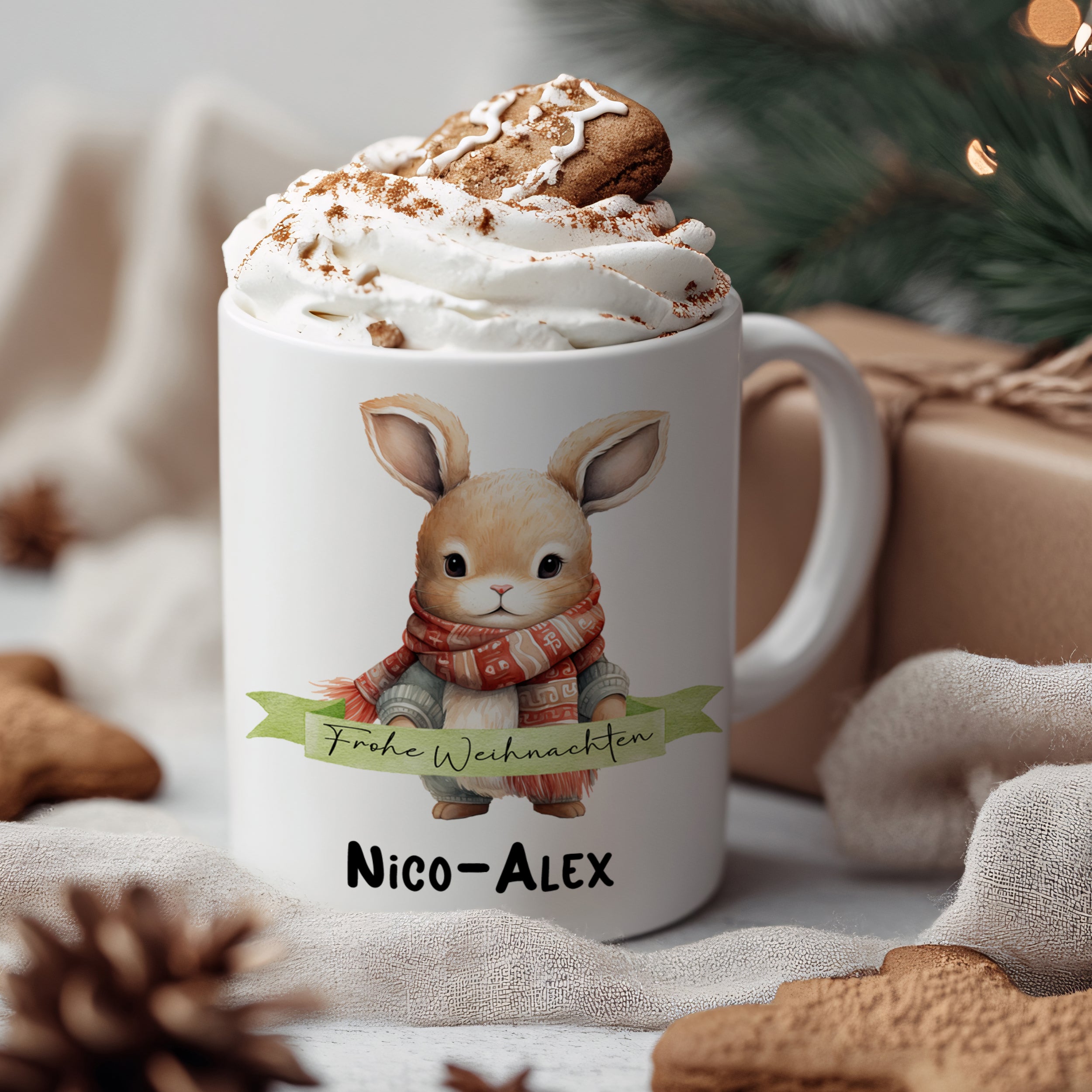 Weißer Becher mit Weihnachtskaninchen und personalisiertem Namen.