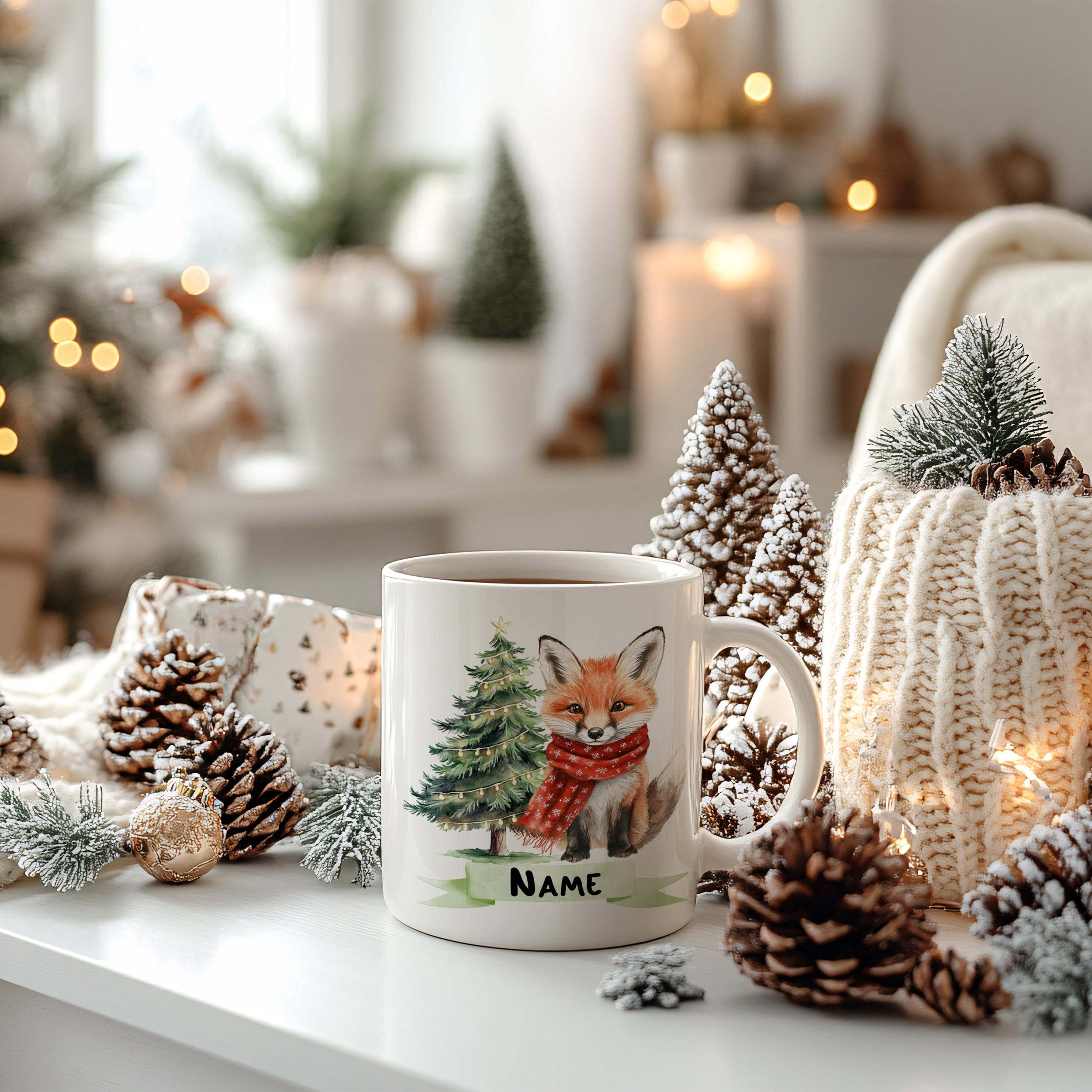 Tasse mit Fuchs, Weihnachtsbaum und personalisierbarem Namen.