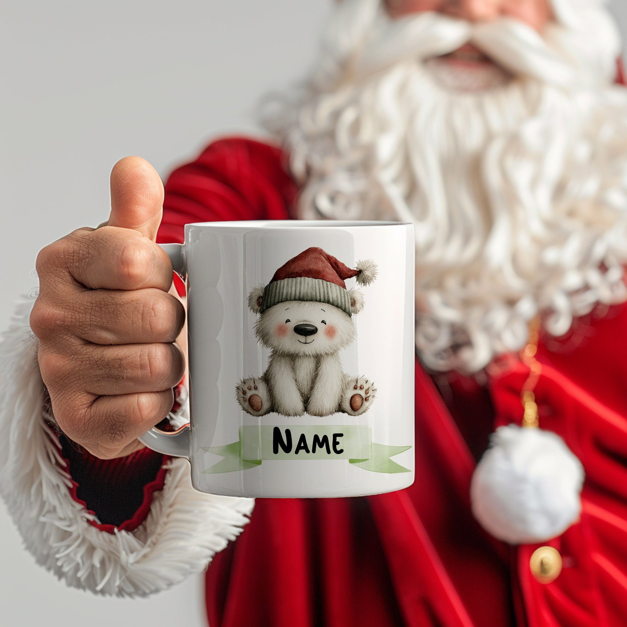 Weißer Becher mit niedlichem Bären und Weihnachtsmütze.