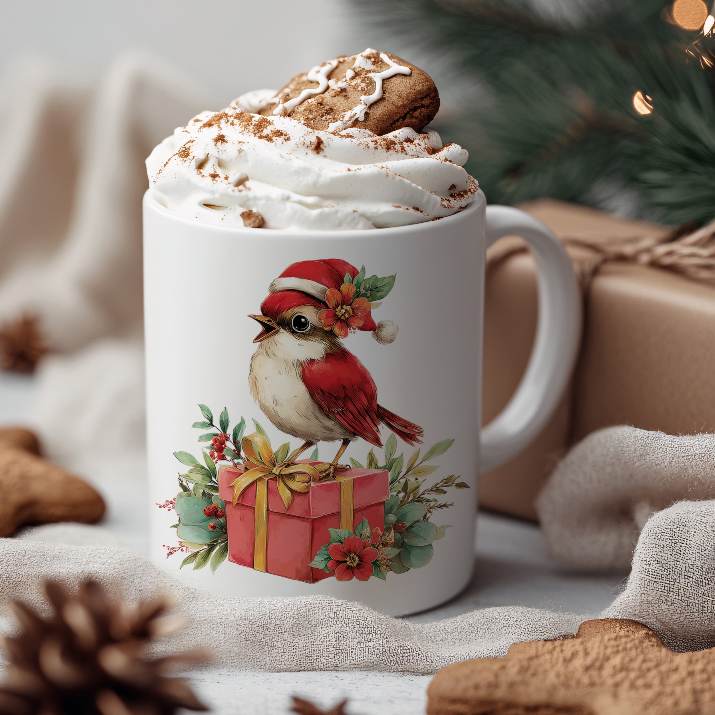 Weißer Becher mit rotem Vogel, Weihnachtsgeschenk und Sahne.
