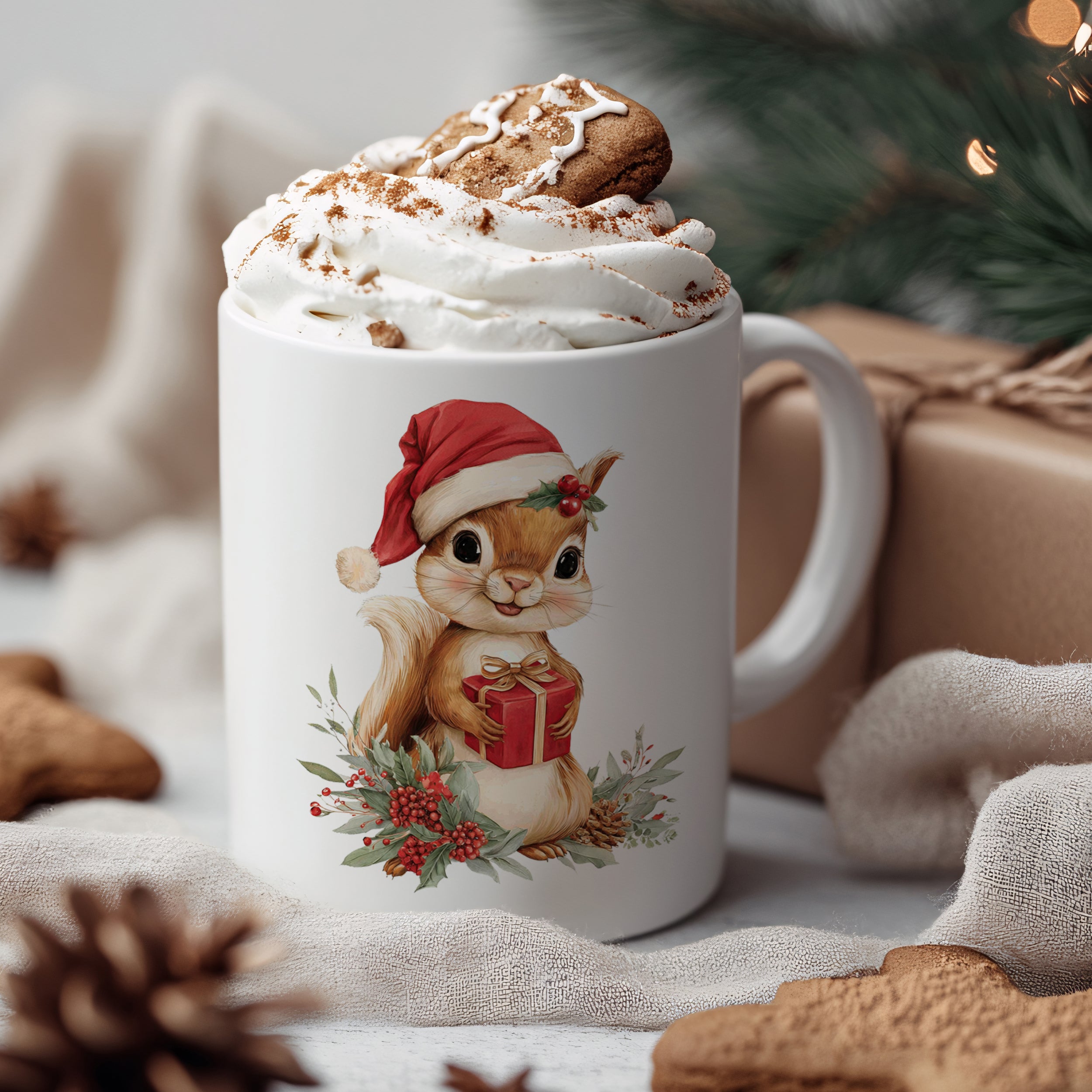 Weißer Becher mit Eichhörnchen, Weihnachtsmütze und Geschenk.