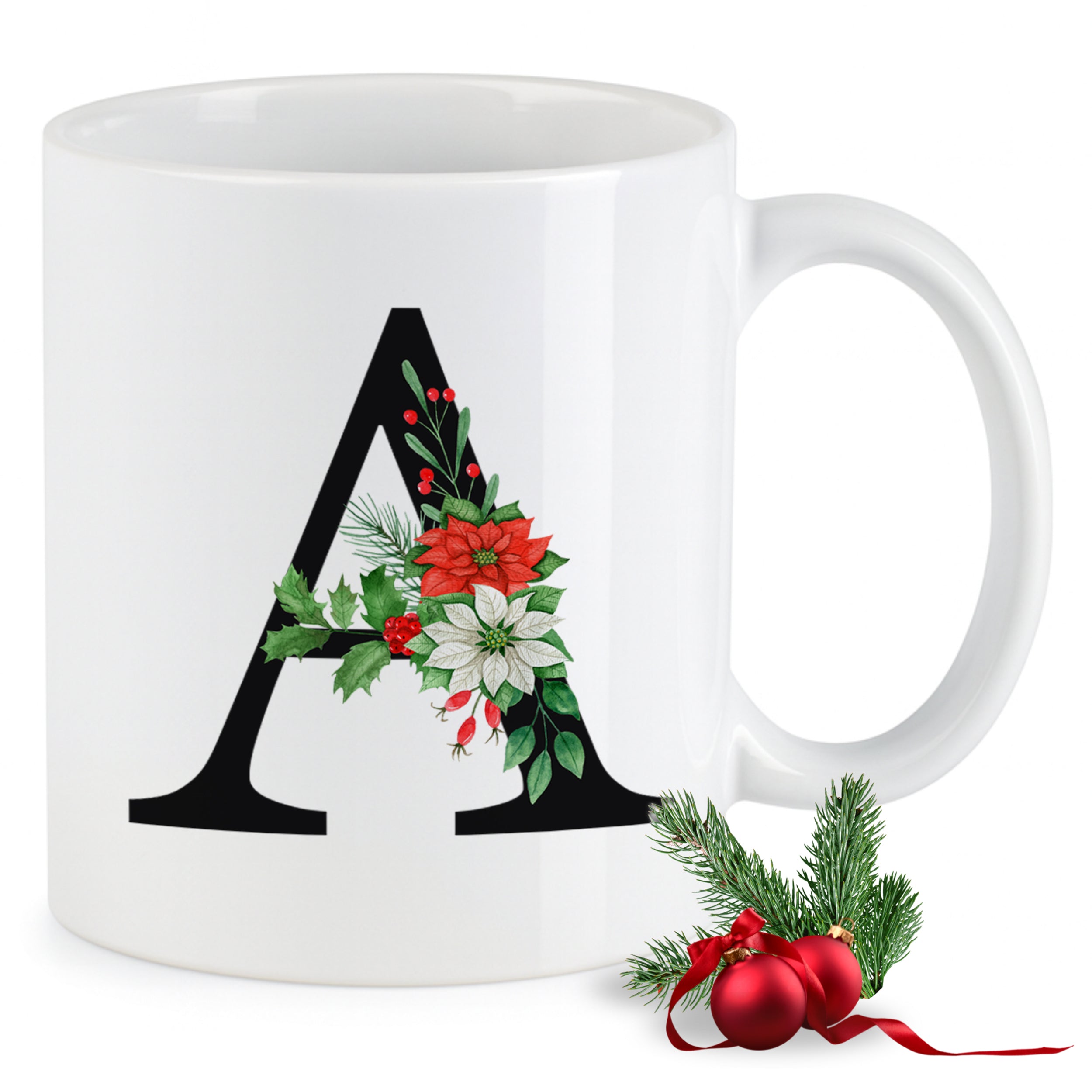 Weißer Kaffeebecher mit schwarzem Buchstaben A und Weihnachtsdekor.