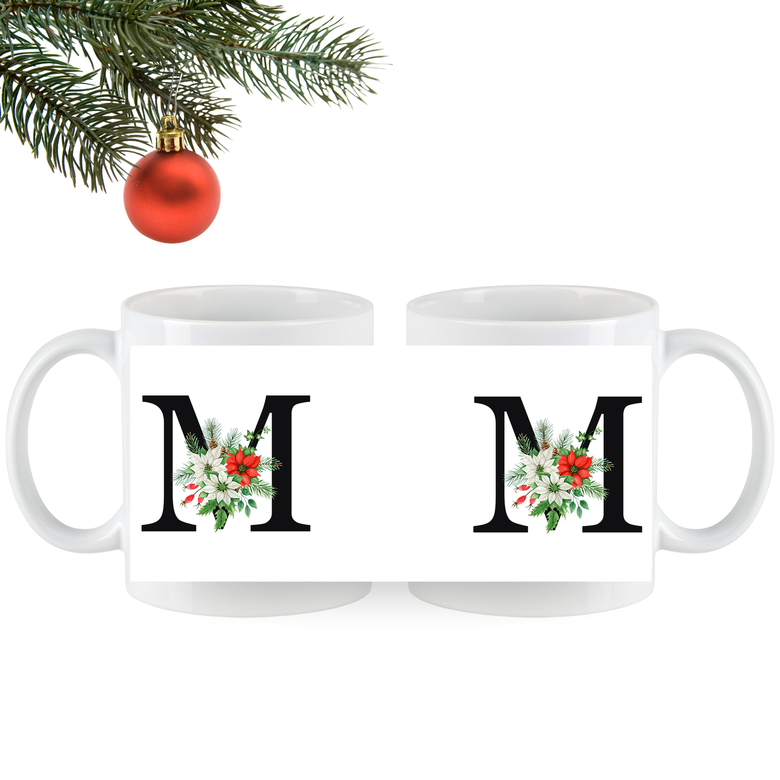 Weiße Tassen mit schwarzem "M" und Weihnachtsdekoration.