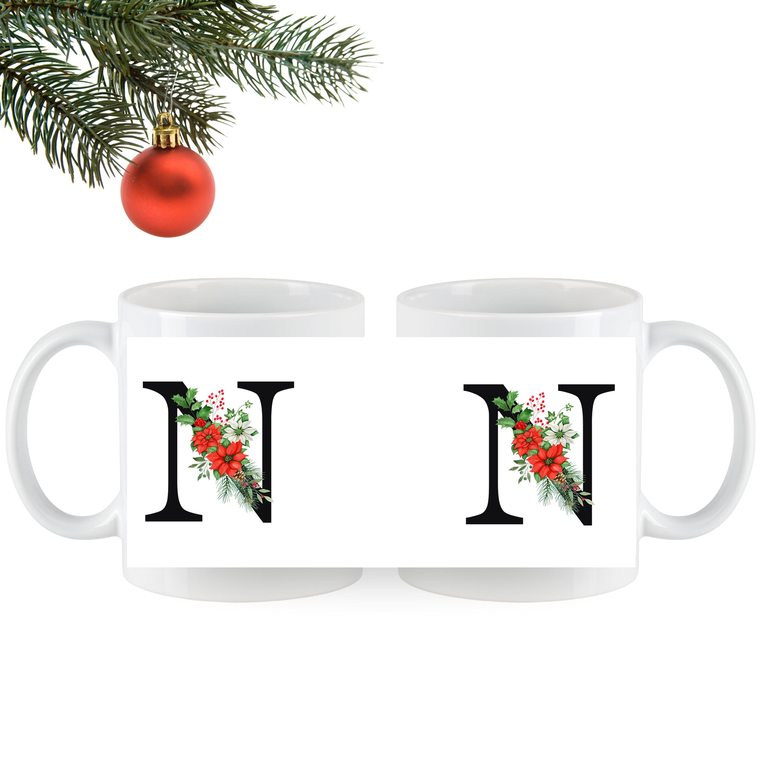 Weiße Tassen mit schwarzem "N" und Weihnachtsblumen.