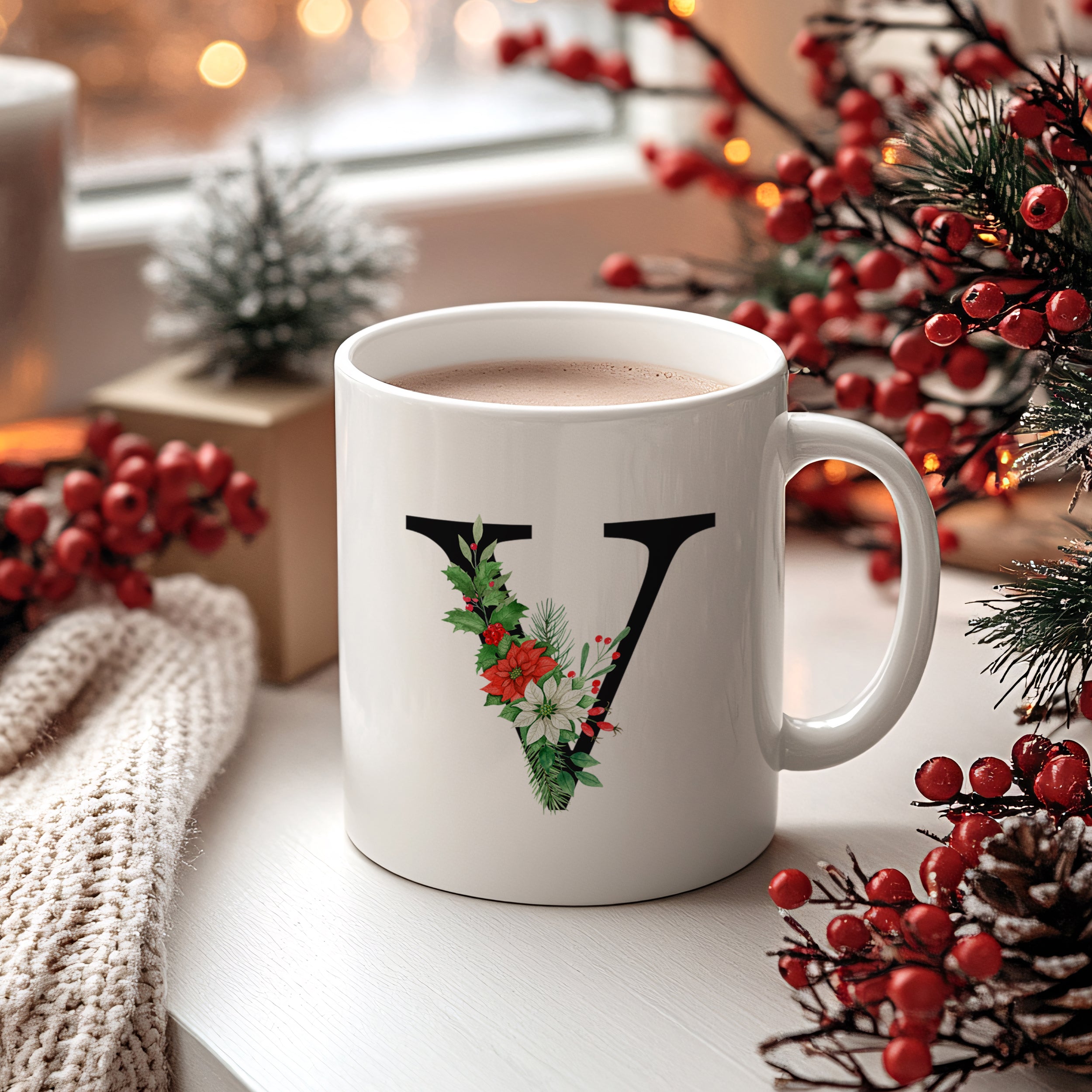 Weißer Becher mit floralem "V"-Design und heißem Getränk.